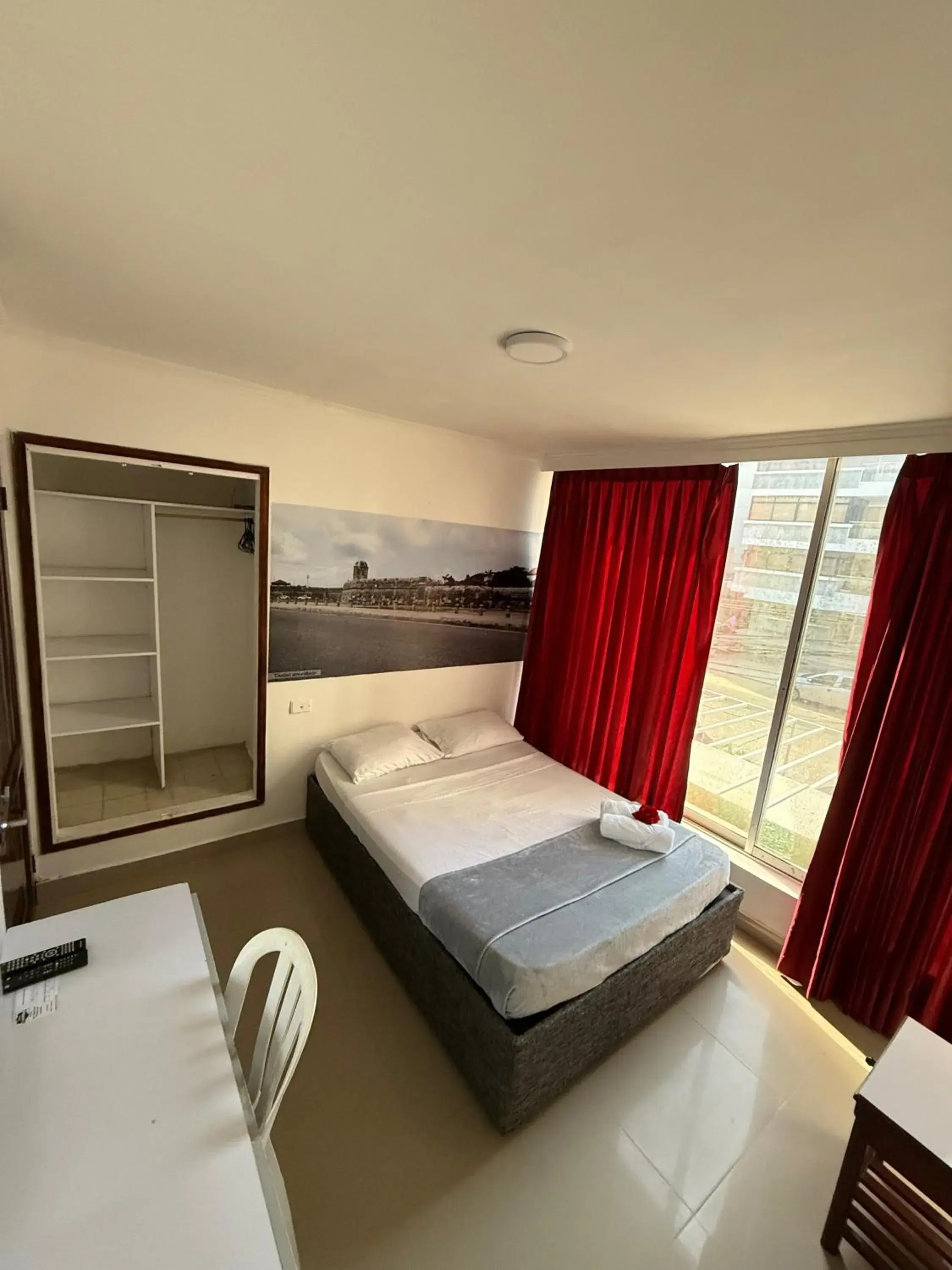 Budget Double Room in Hotel Toledo FL Budget Double Room in Hotel Toledo FL