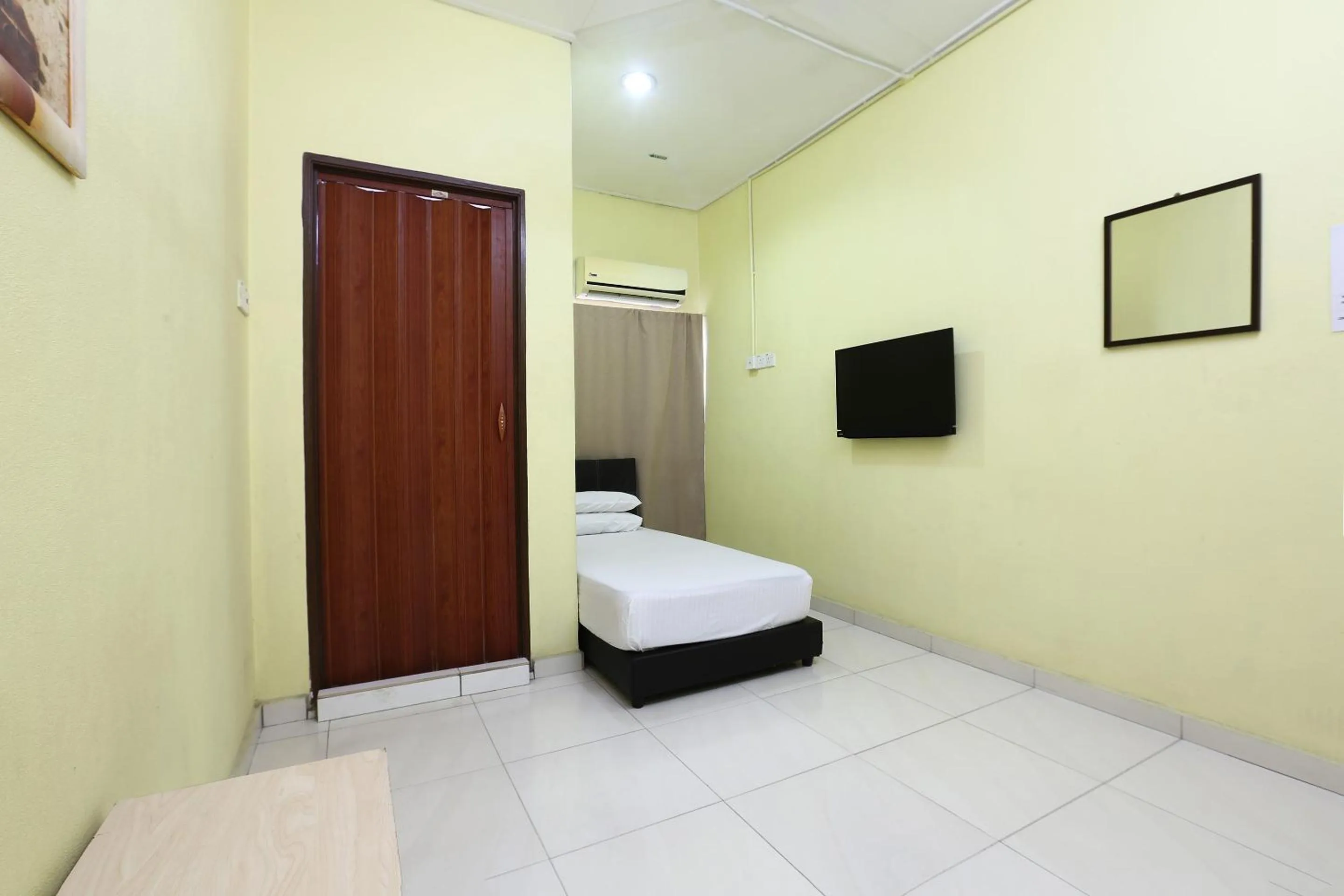 Bedroom, Bed in Hotel O Innap Kota Bharu