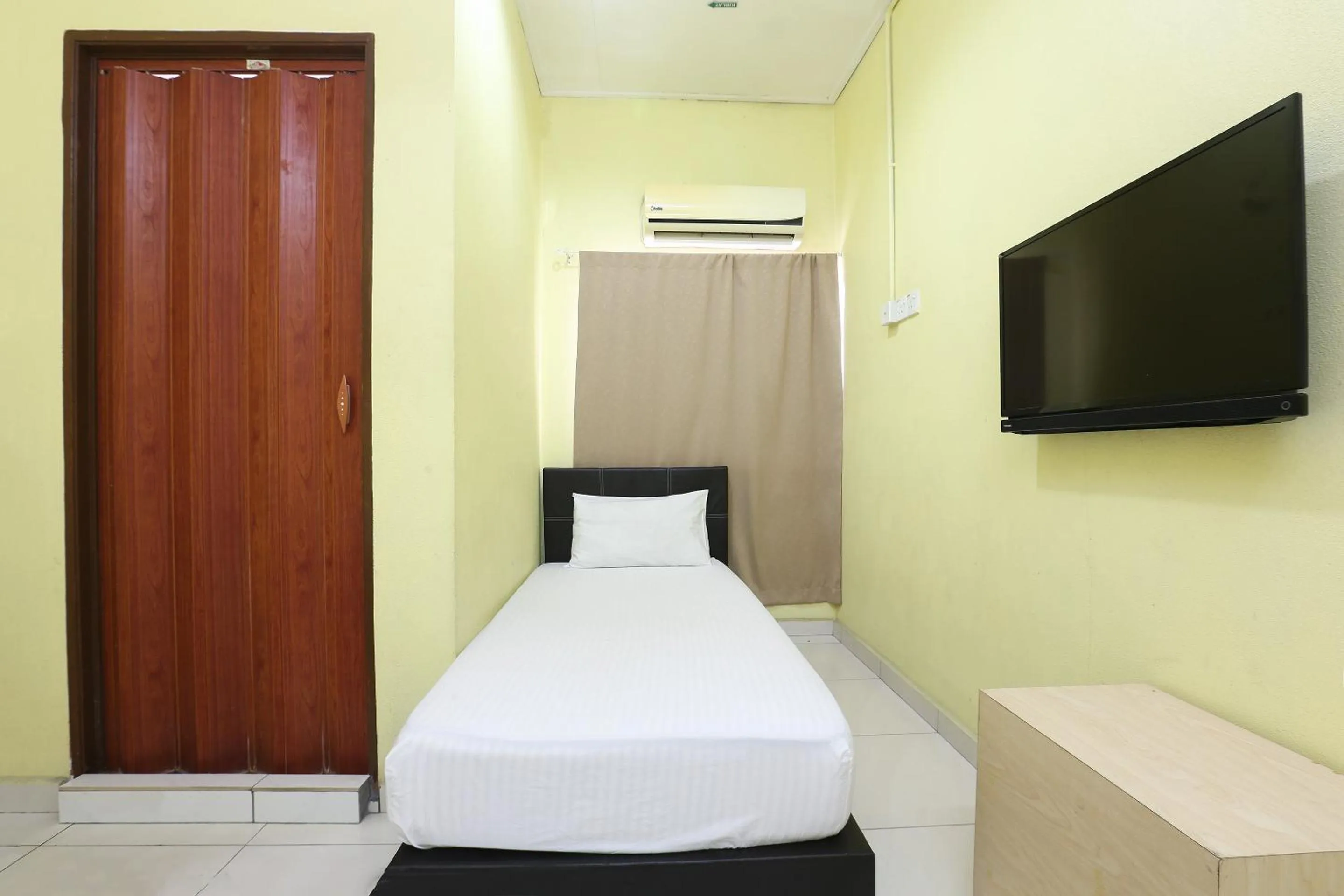 Bedroom, Bed in Hotel O Innap Kota Bharu