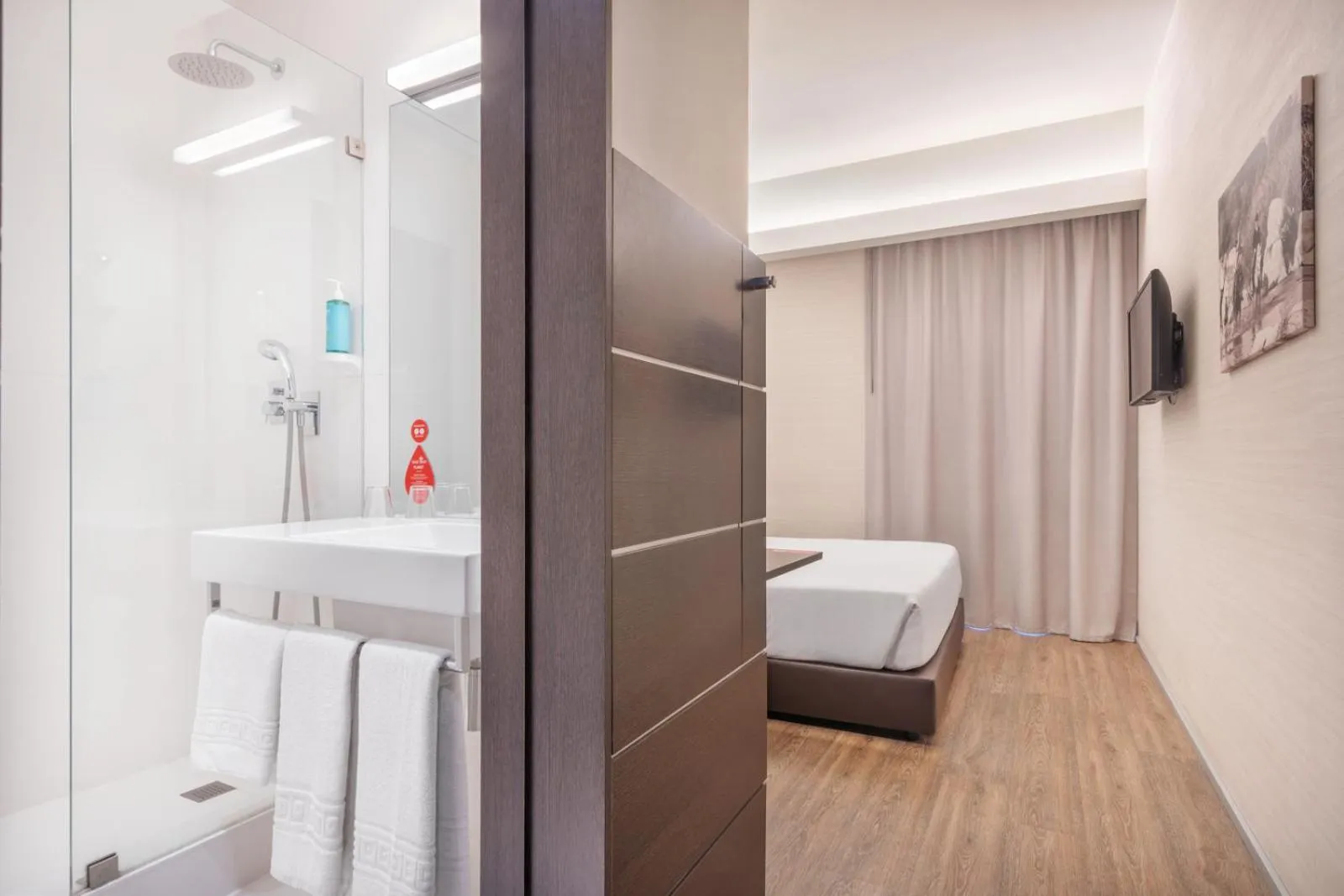 Shower, Bed in Moov Hotel Évora