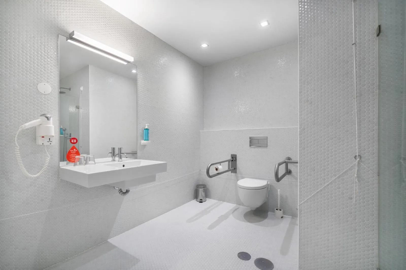 Shower in Moov Hotel Évora