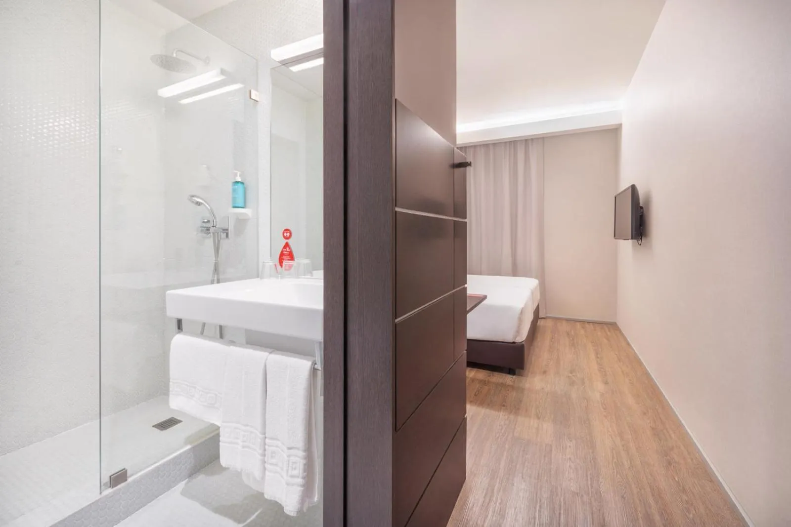 Shower, Bed in Moov Hotel Évora