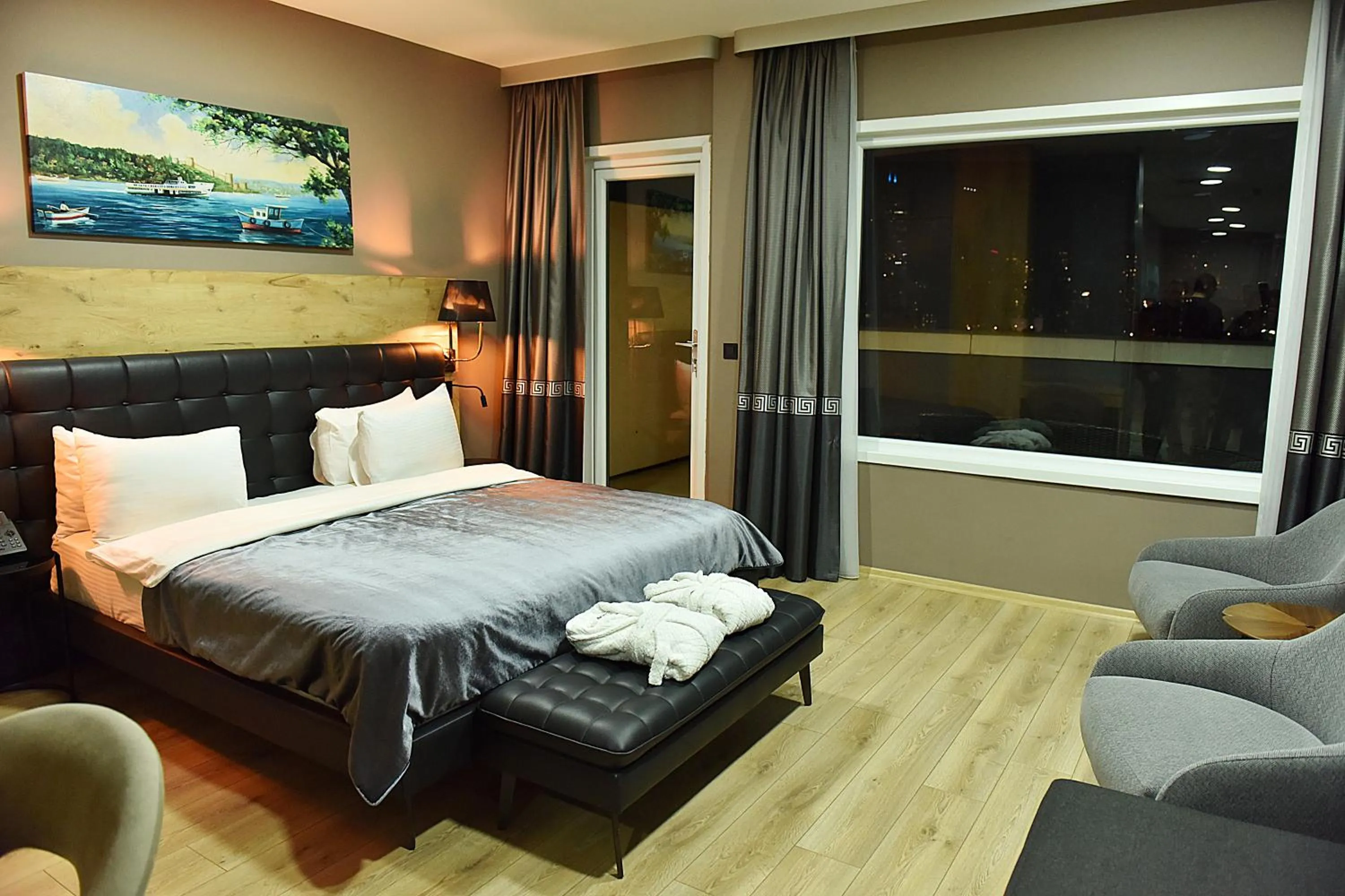 Photo of the whole room, Bed in Kerthill Hotel