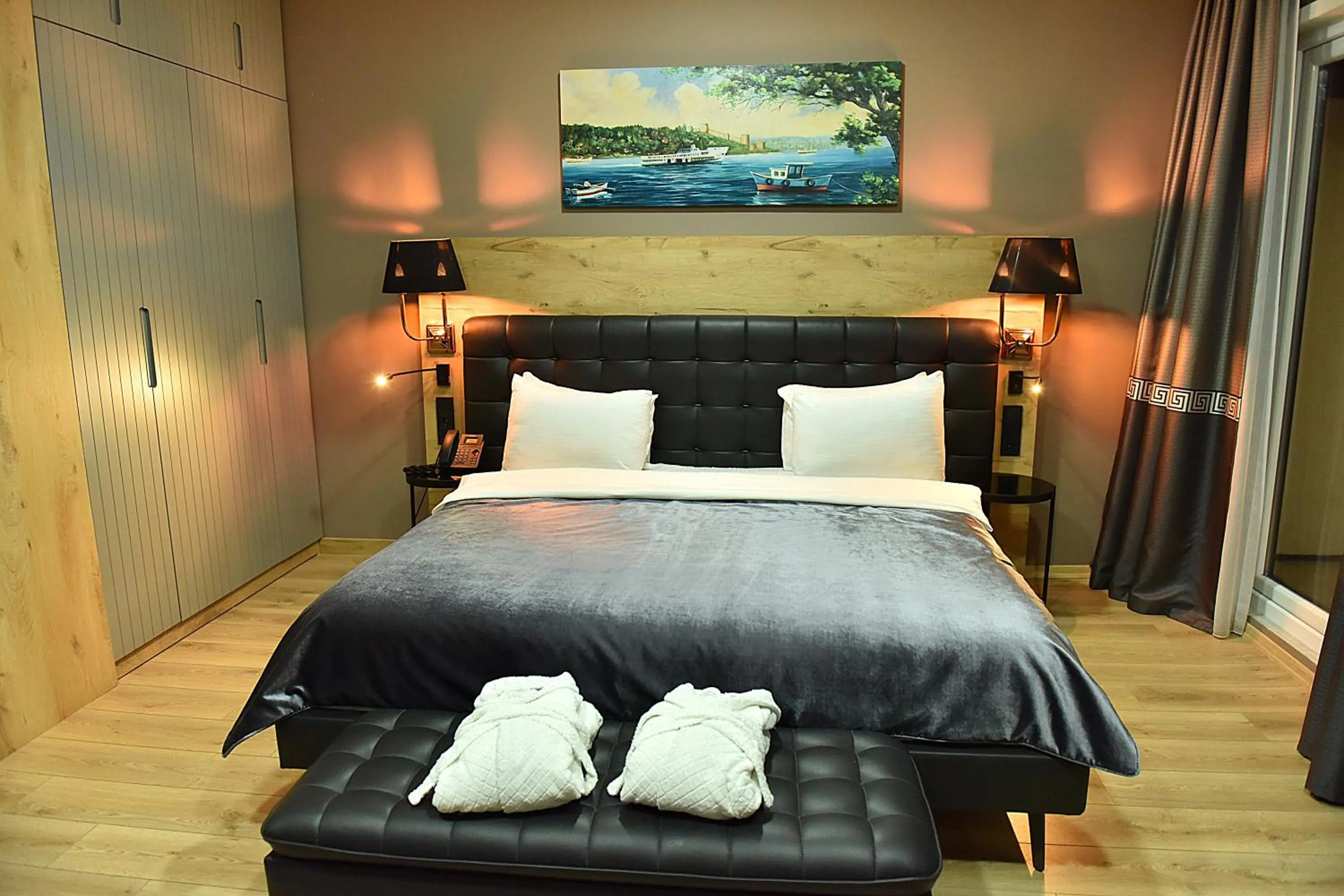 Photo of the whole room, Bed in Kerthill Hotel