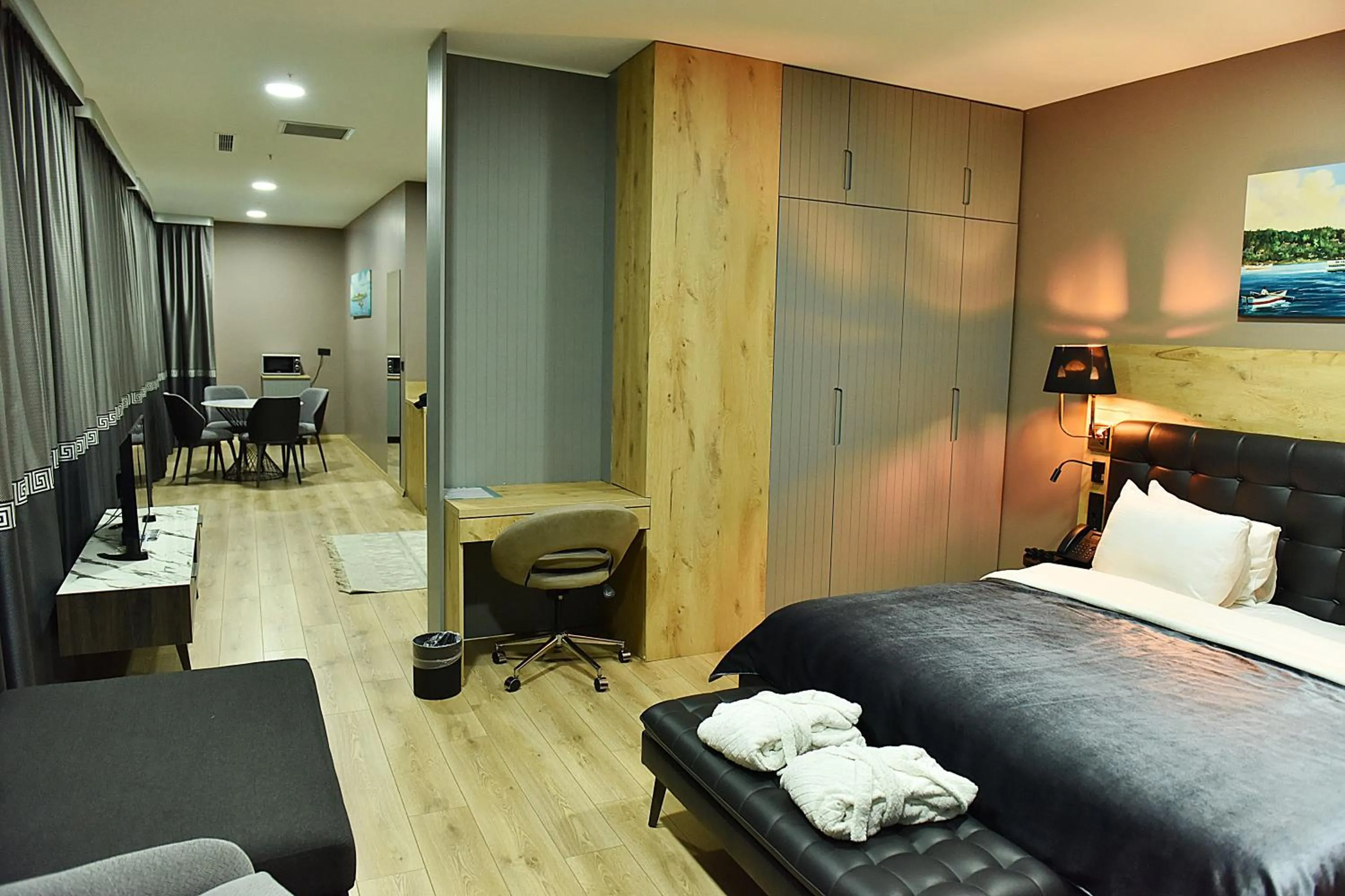 Photo of the whole room, Bed in Kerthill Hotel