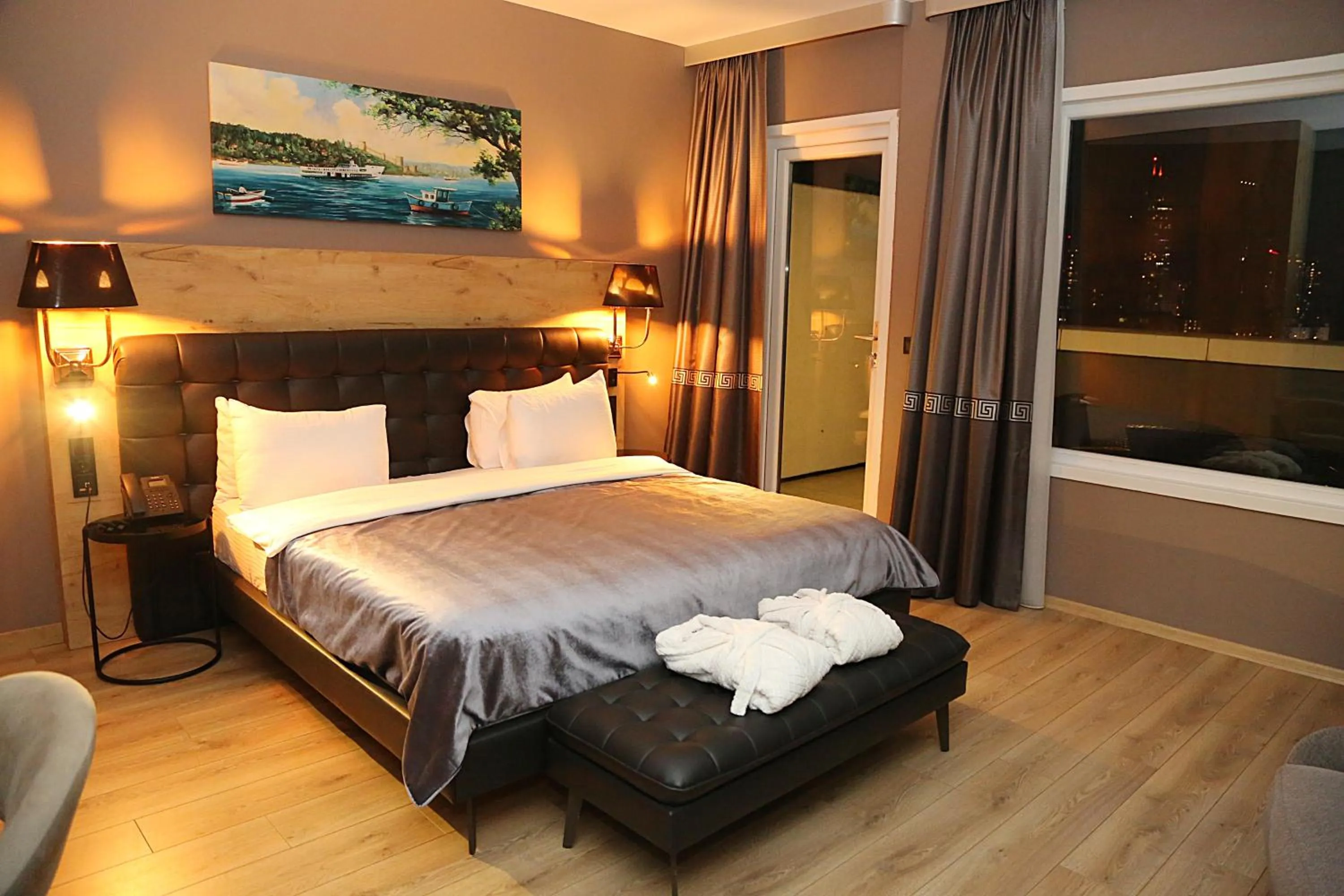 Photo of the whole room, Bed in Kerthill Hotel