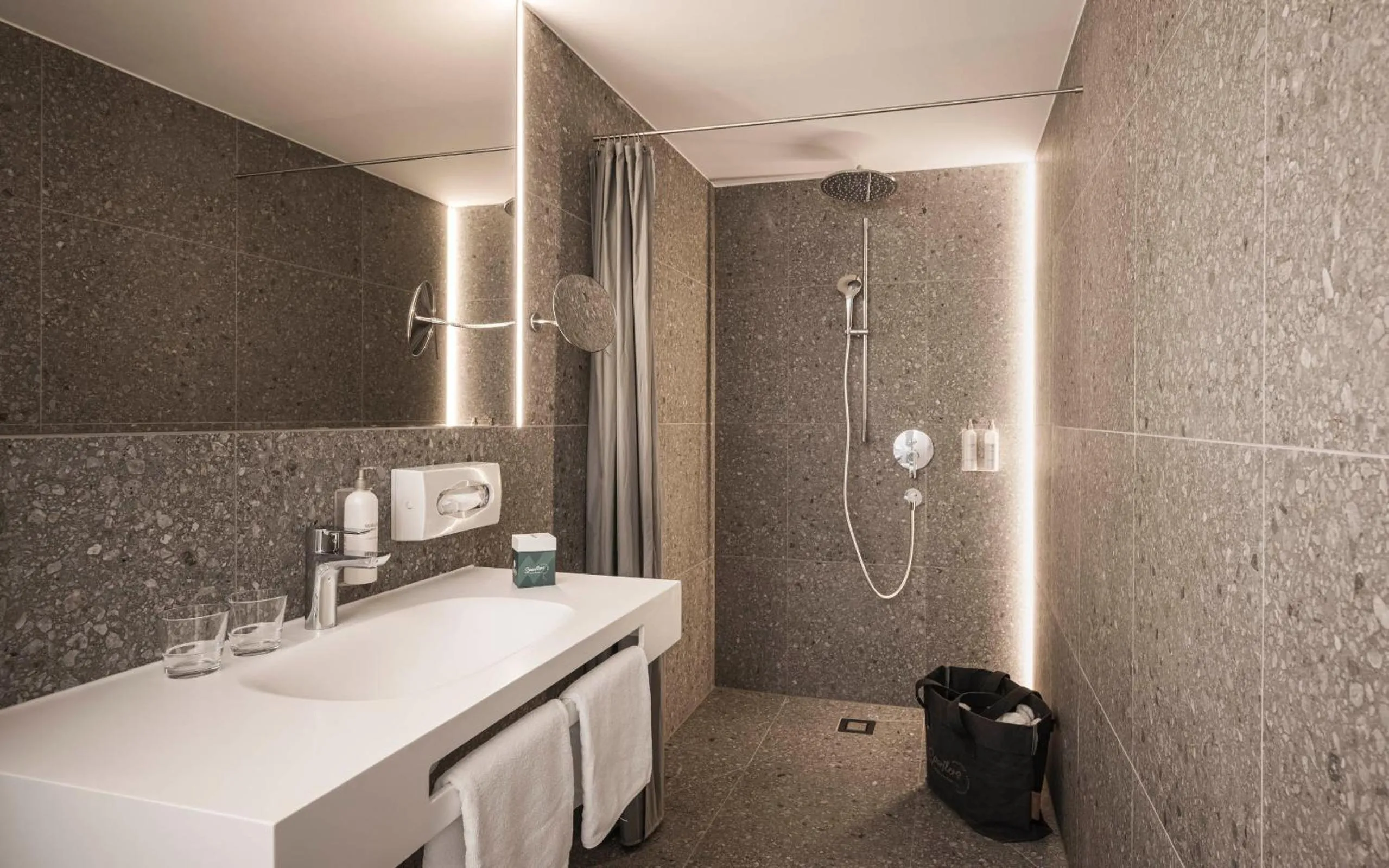 Bathroom in Sportlers Lodge Sölden lifestyle-lässig-anders