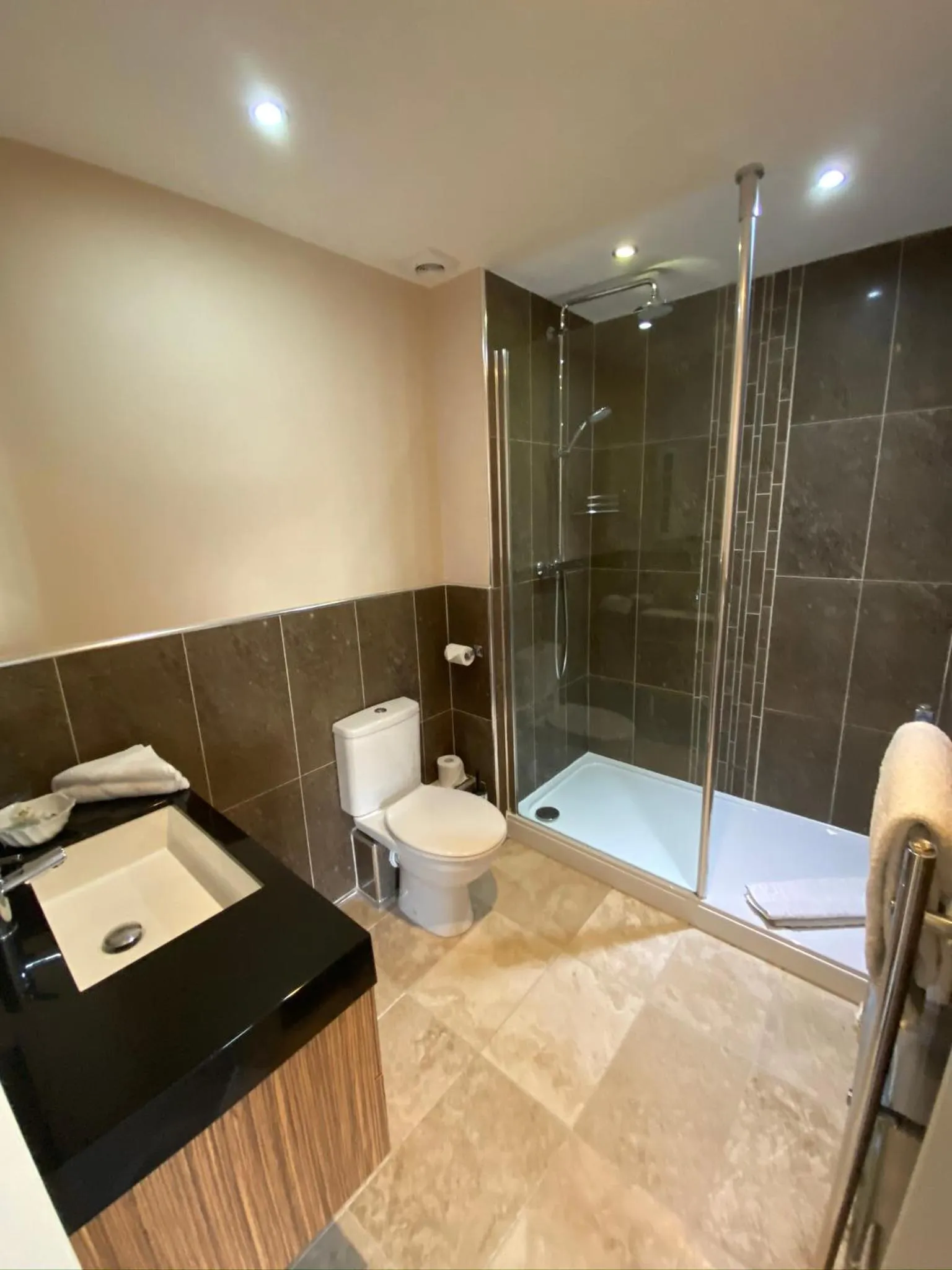 Bathroom, Bed in The Three Horseshoes Hotel