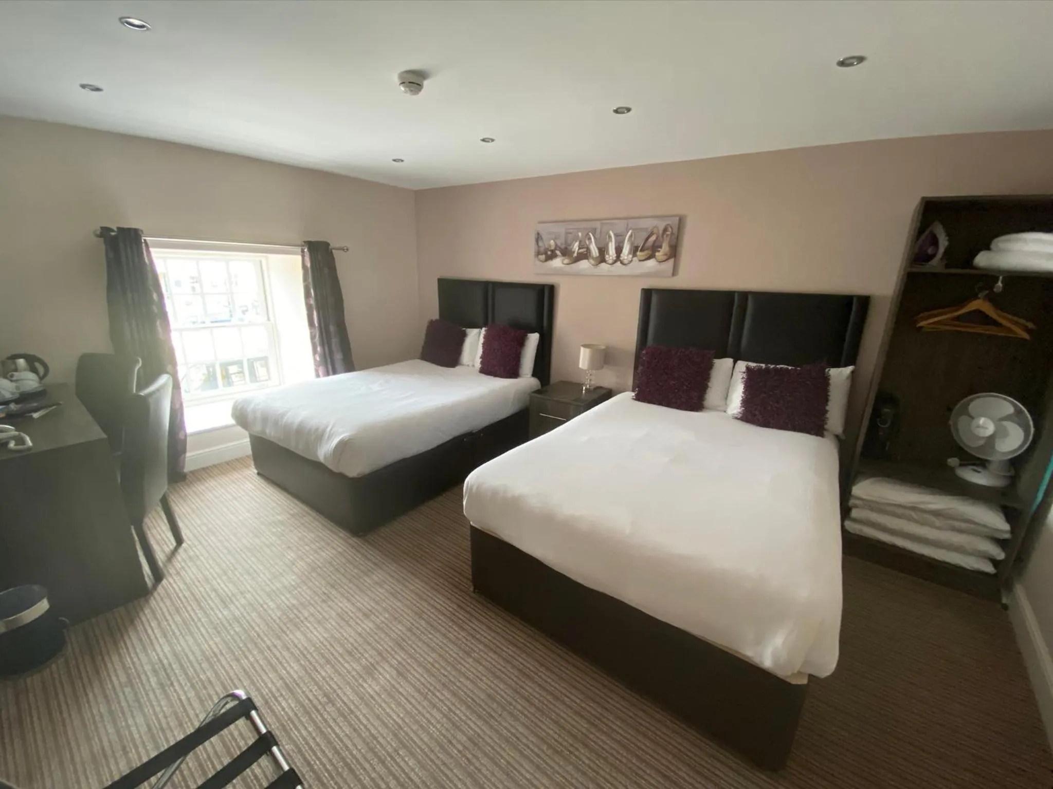 Bedroom, Bed in The Three Horseshoes Hotel