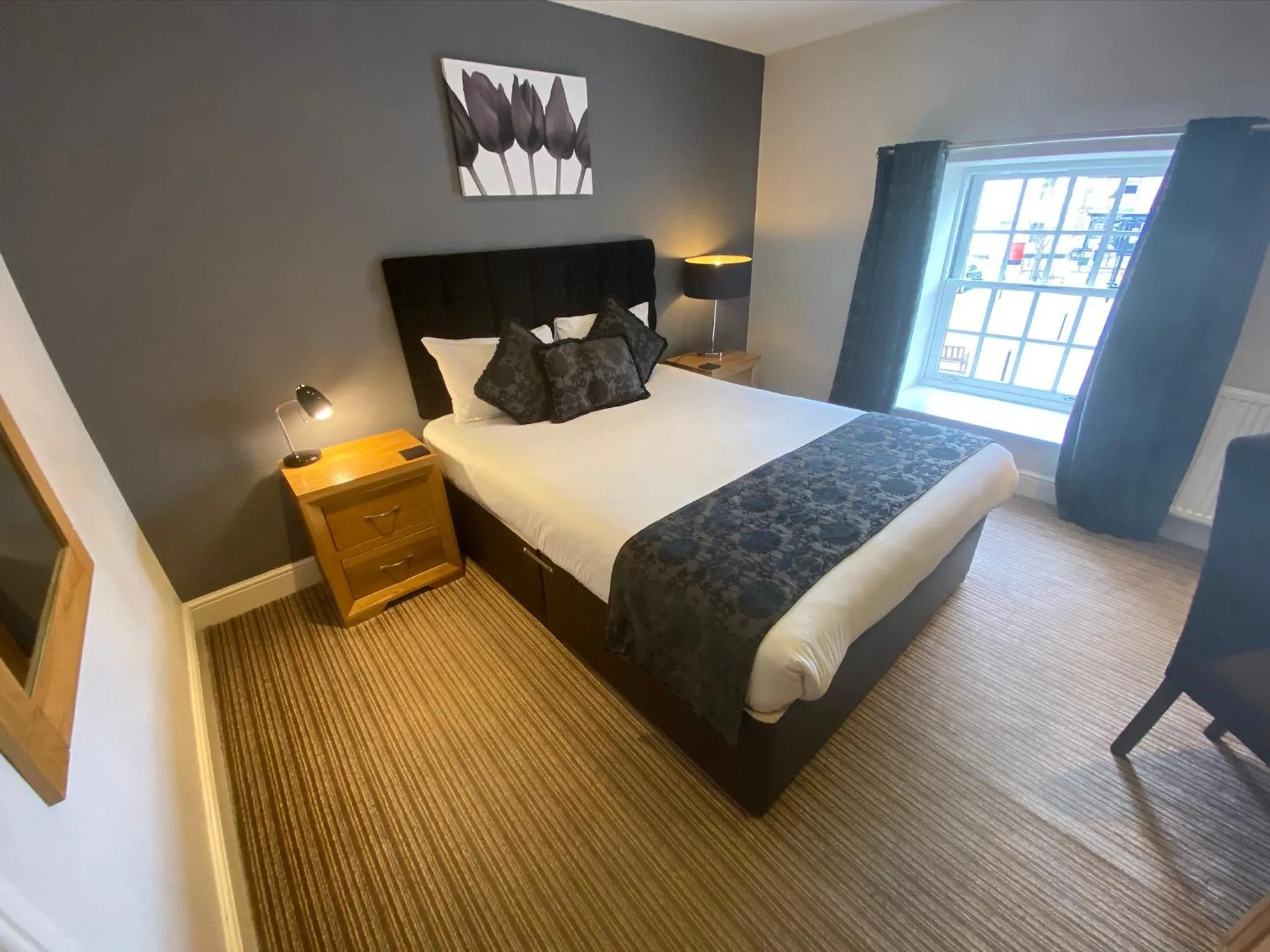 Bedroom, Bed in The Three Horseshoes Hotel