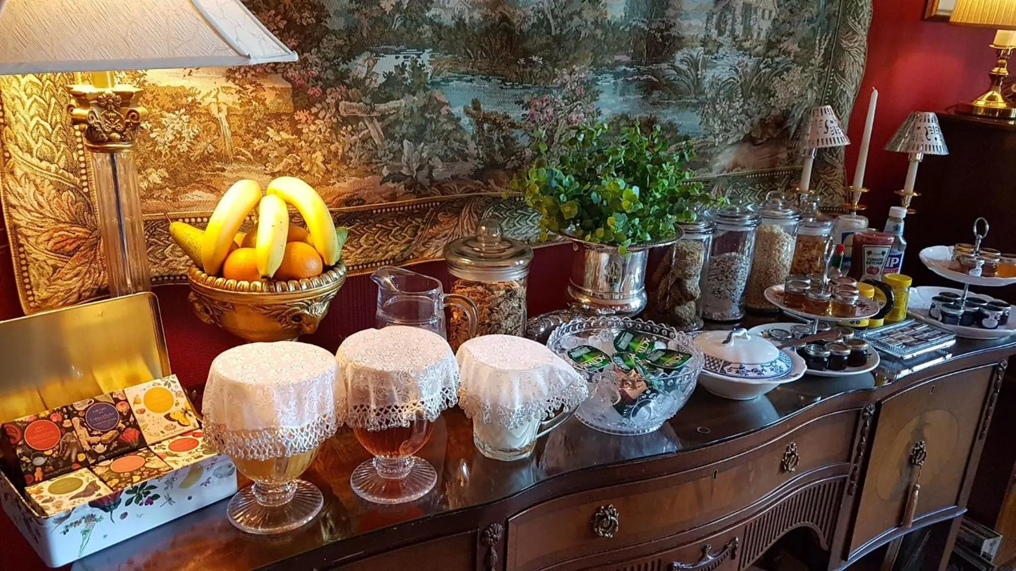 Breakfast in Holywell House