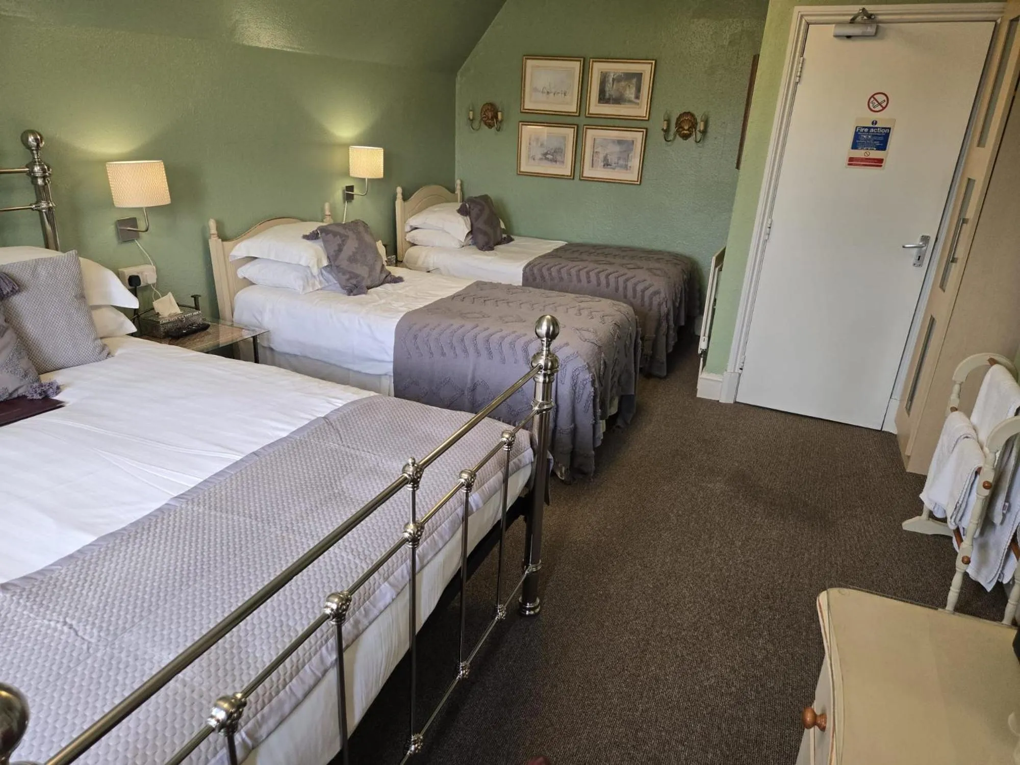 Photo of the whole room, Bed in Holywell House