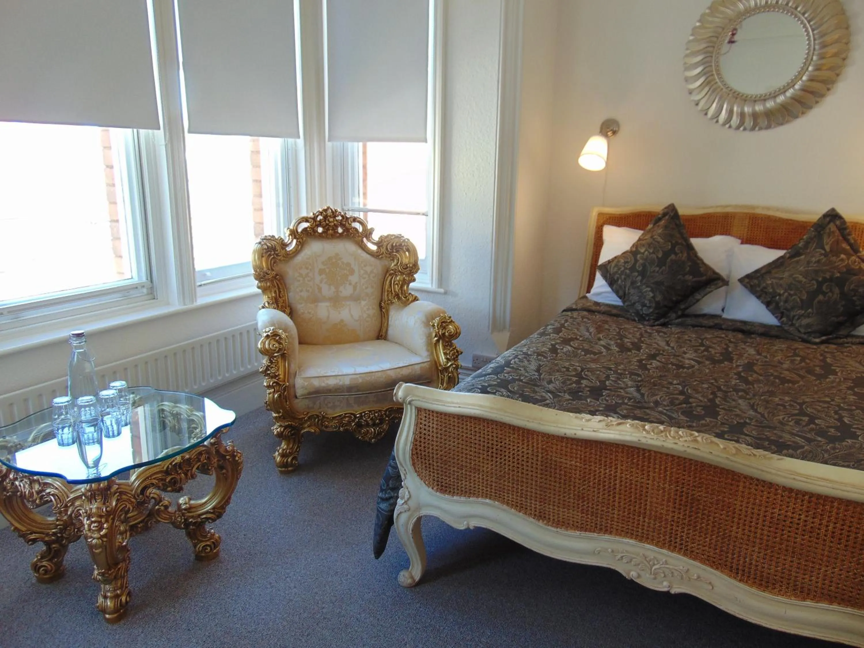 Photo of the whole room, Bed in Holywell House