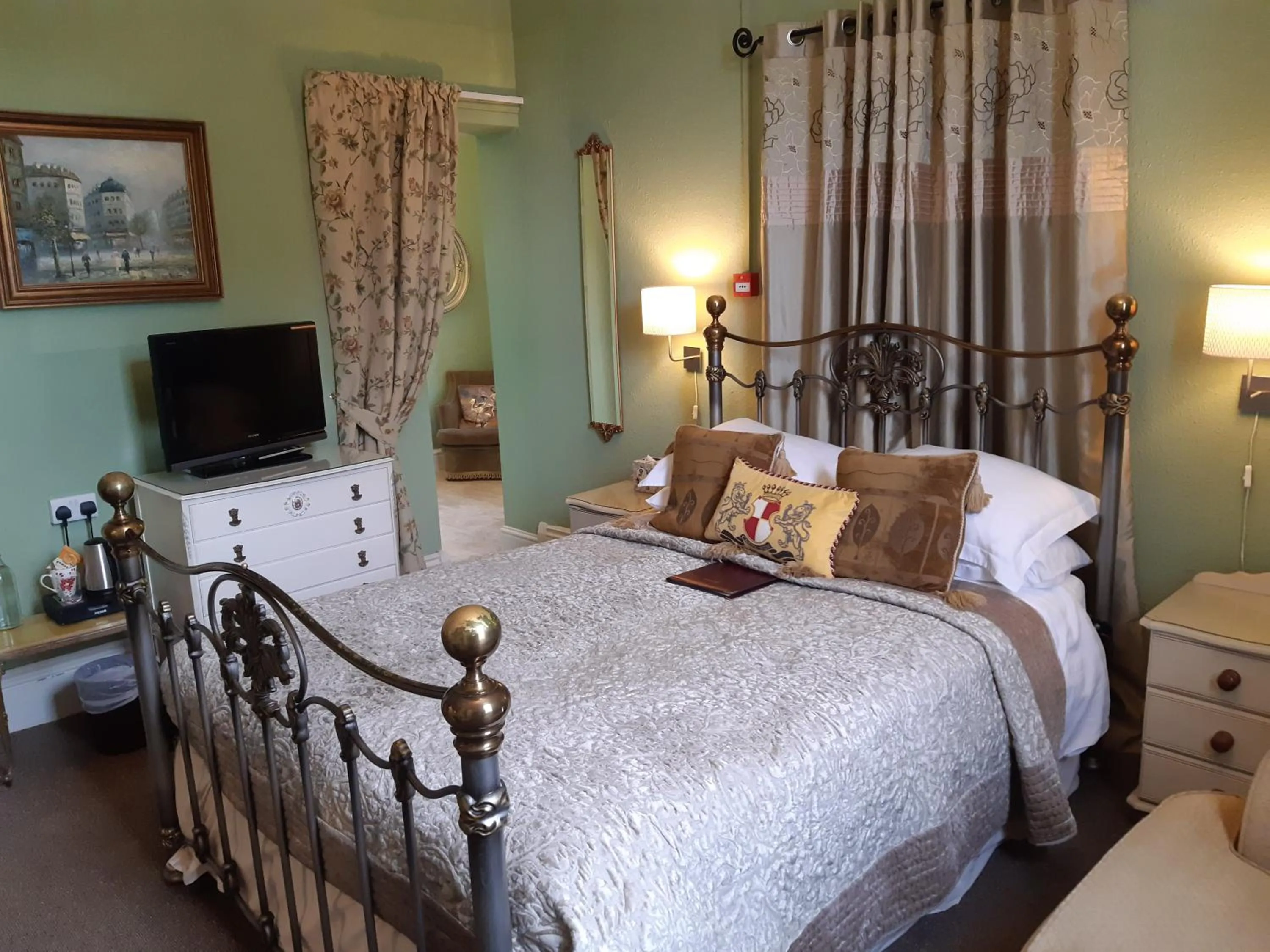 Bed in Holywell House