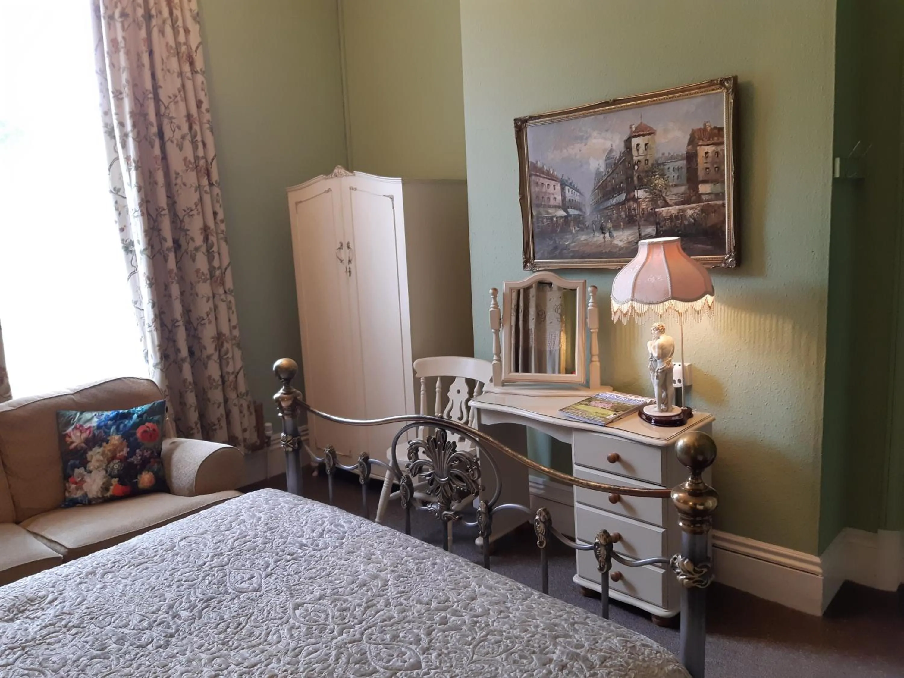 Bed in Holywell House