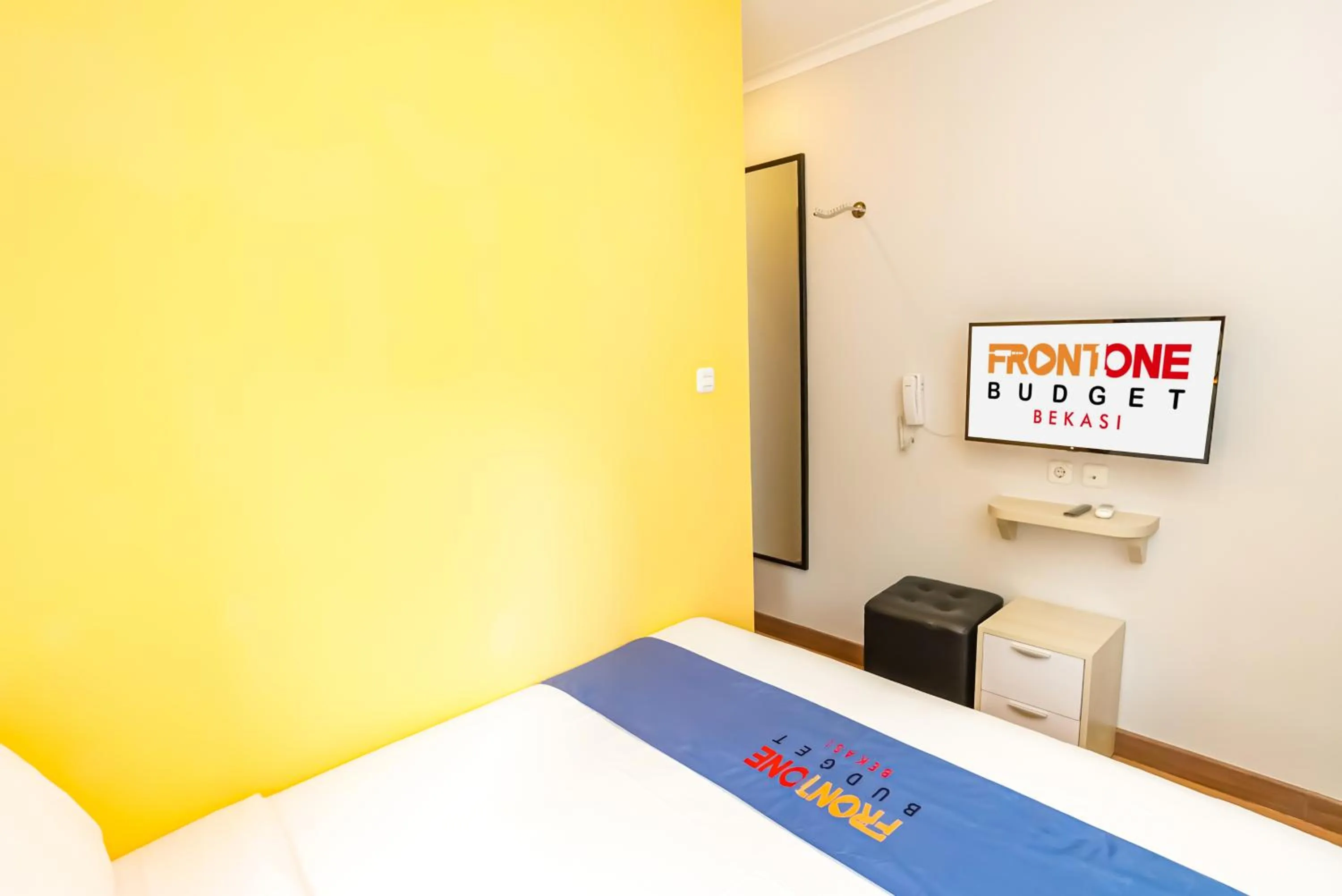 Bedroom, Bed in Front One Budget bekasi