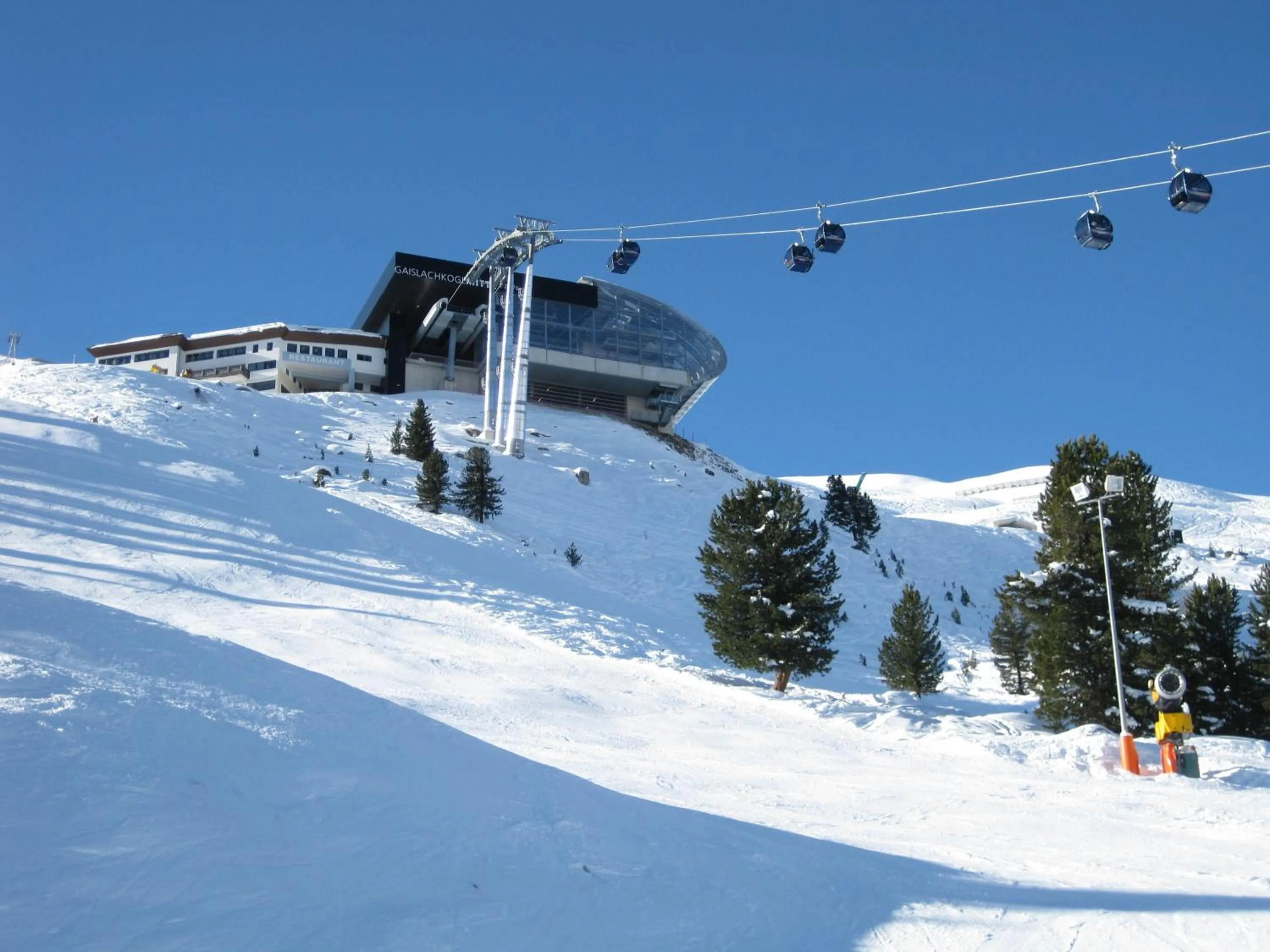 Skiing in Hotel Neue Post