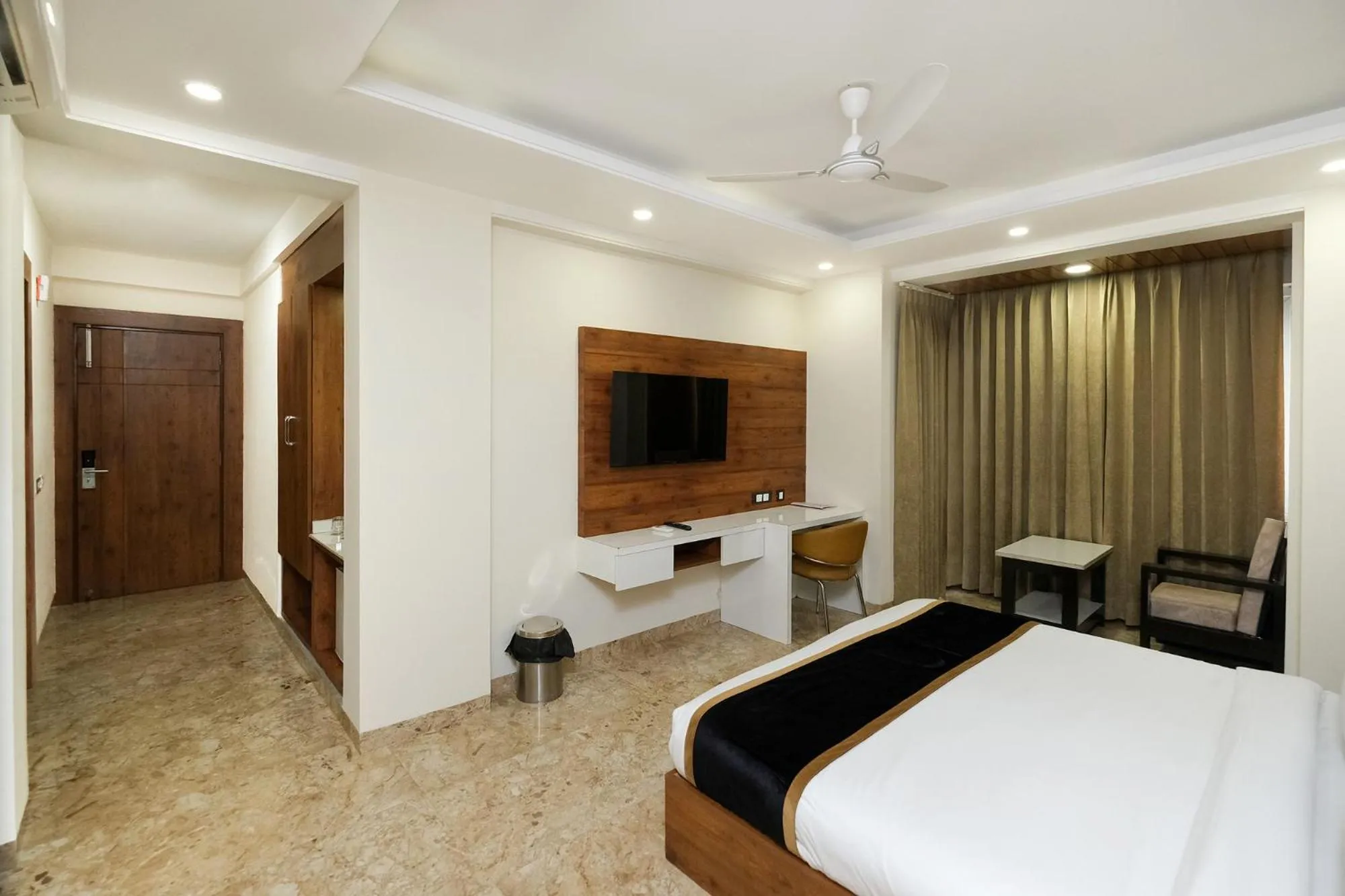 Bed in Hotel Golf Inn - Business-Friendly Stay near Golf Course Road, Cyberhub & Metro