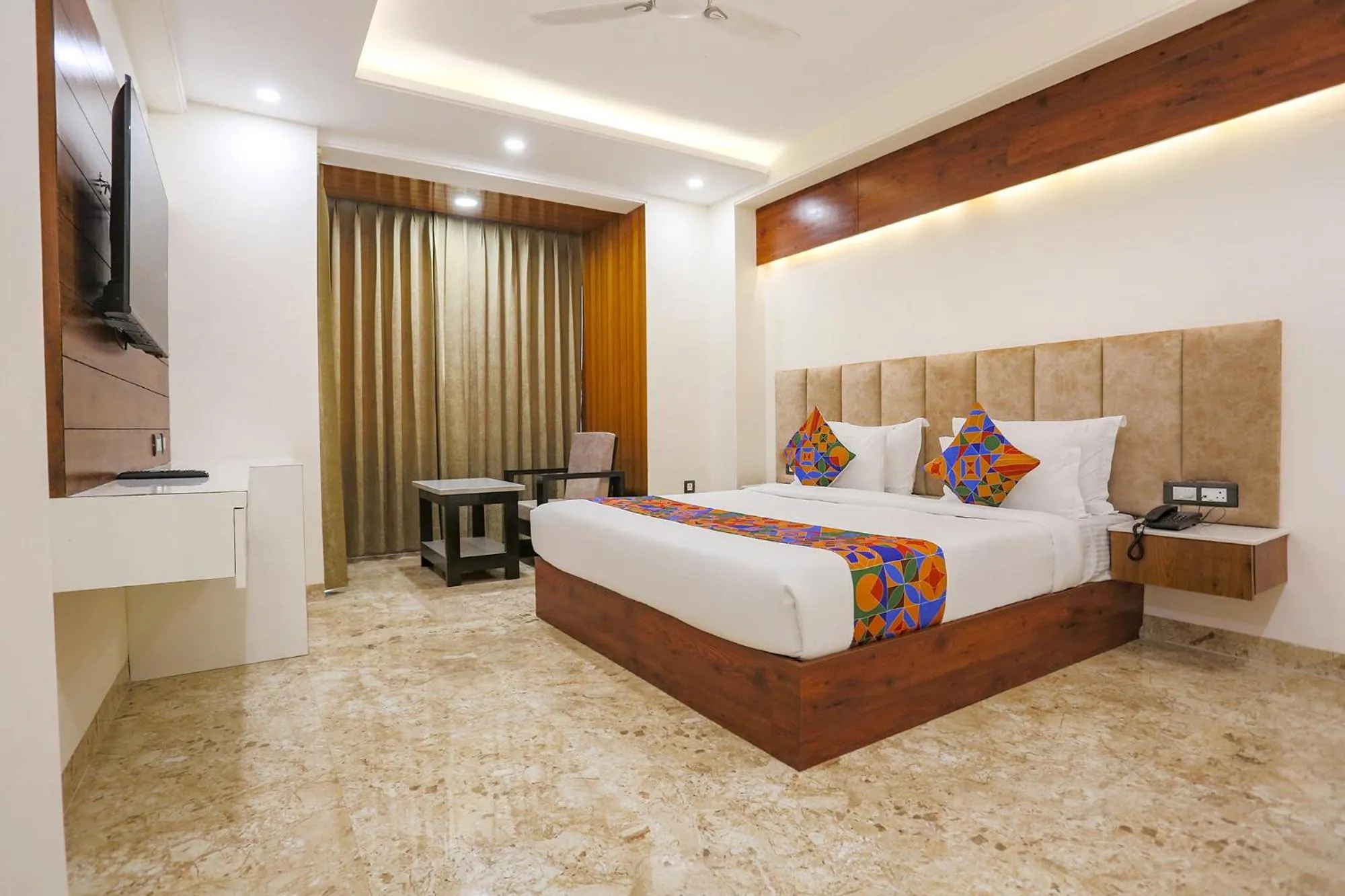 Bed in Hotel Golf Inn - Business-Friendly Stay near Golf Course Road, Cyberhub & Metro