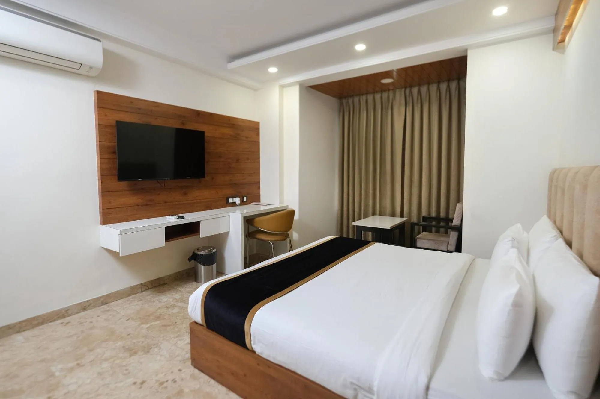 Bed in Hotel Golf Inn - Business-Friendly Stay near Golf Course Road, Cyberhub & Metro