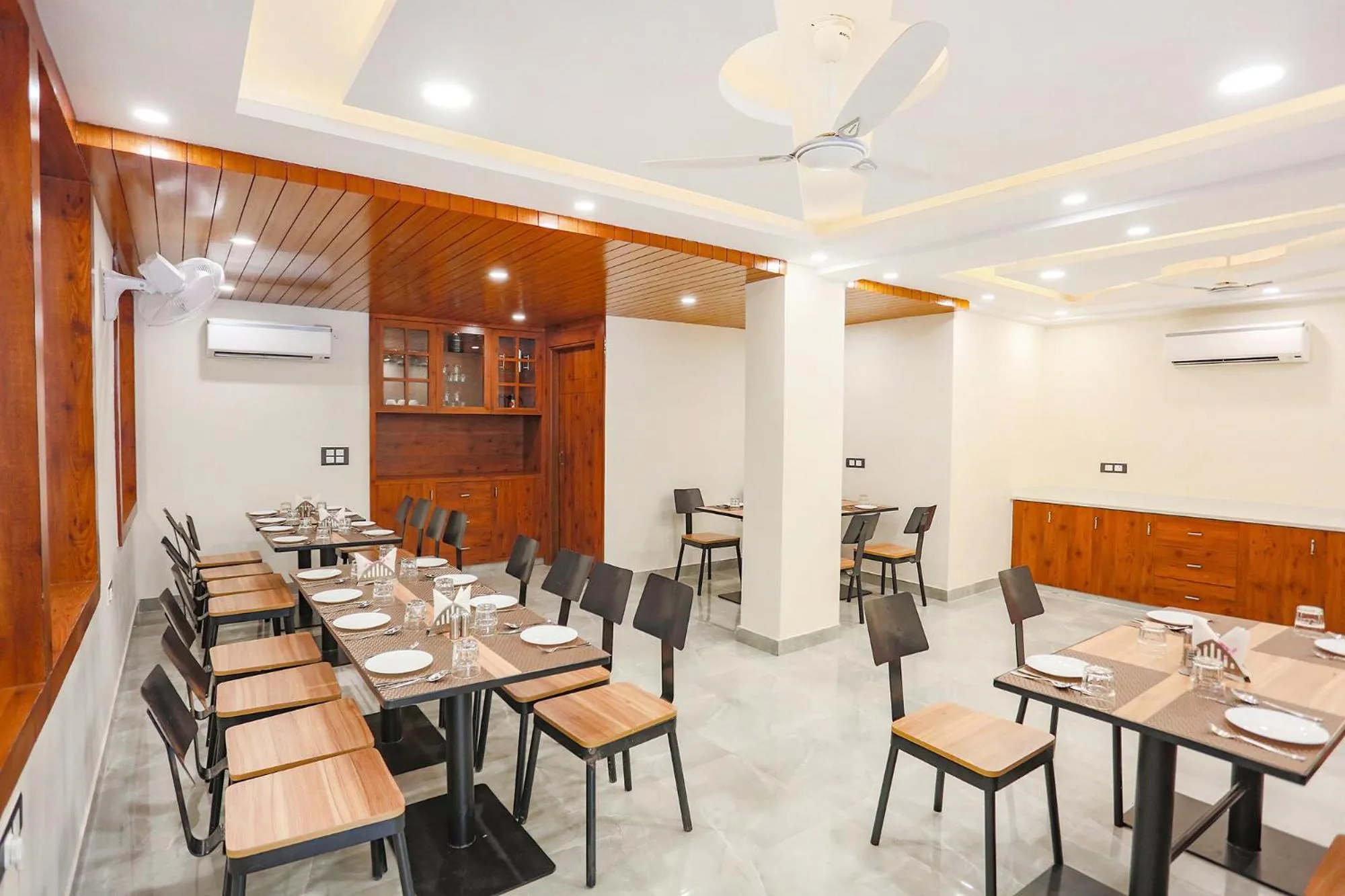 Restaurant/places to eat in Hotel Golf Inn - Business-Friendly Stay near Golf Course Road, Cyberhub & Metro