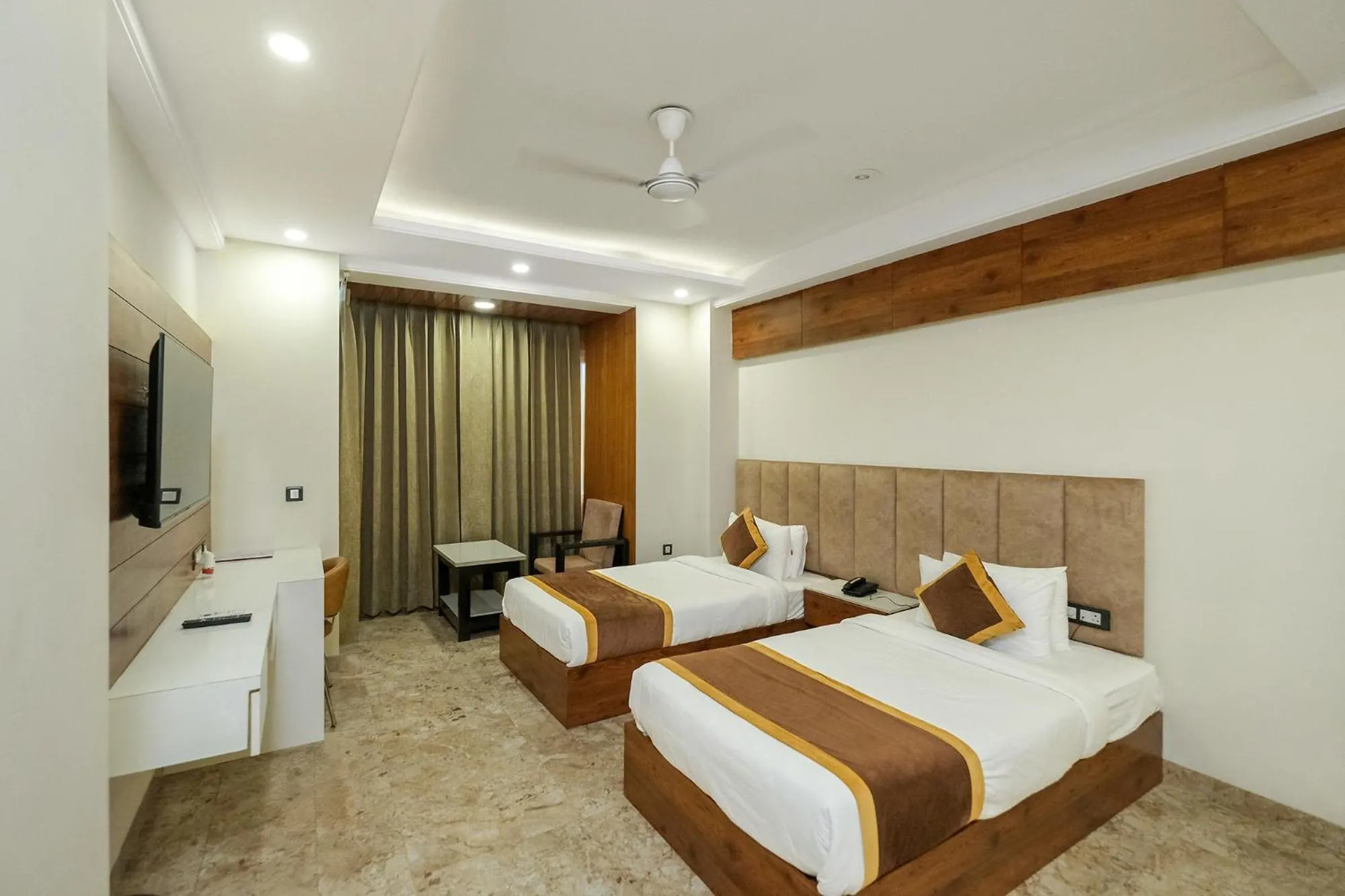Bed in Hotel Golf Inn - Business-Friendly Stay near Golf Course Road, Cyberhub & Metro
