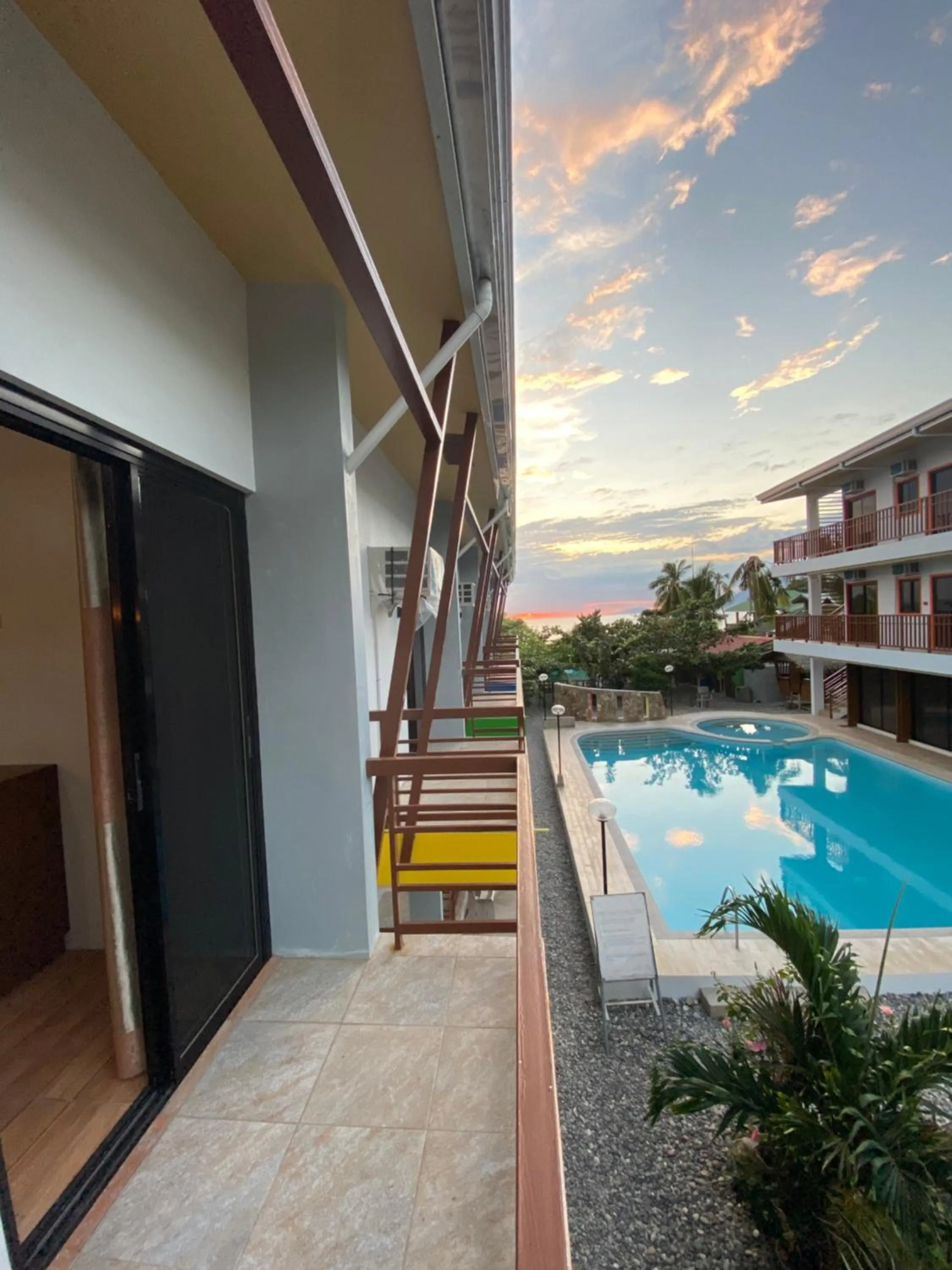 Cerca Parola Beach Resort