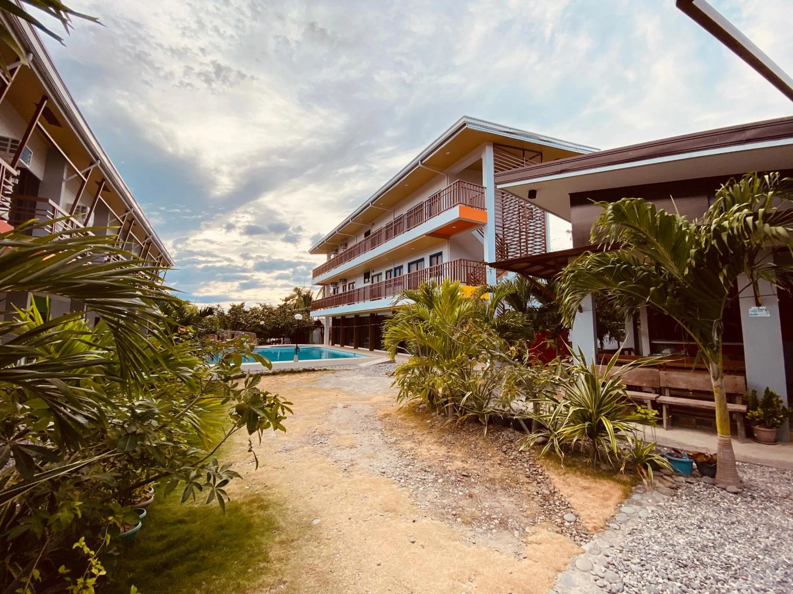 Cerca Parola Beach Resort