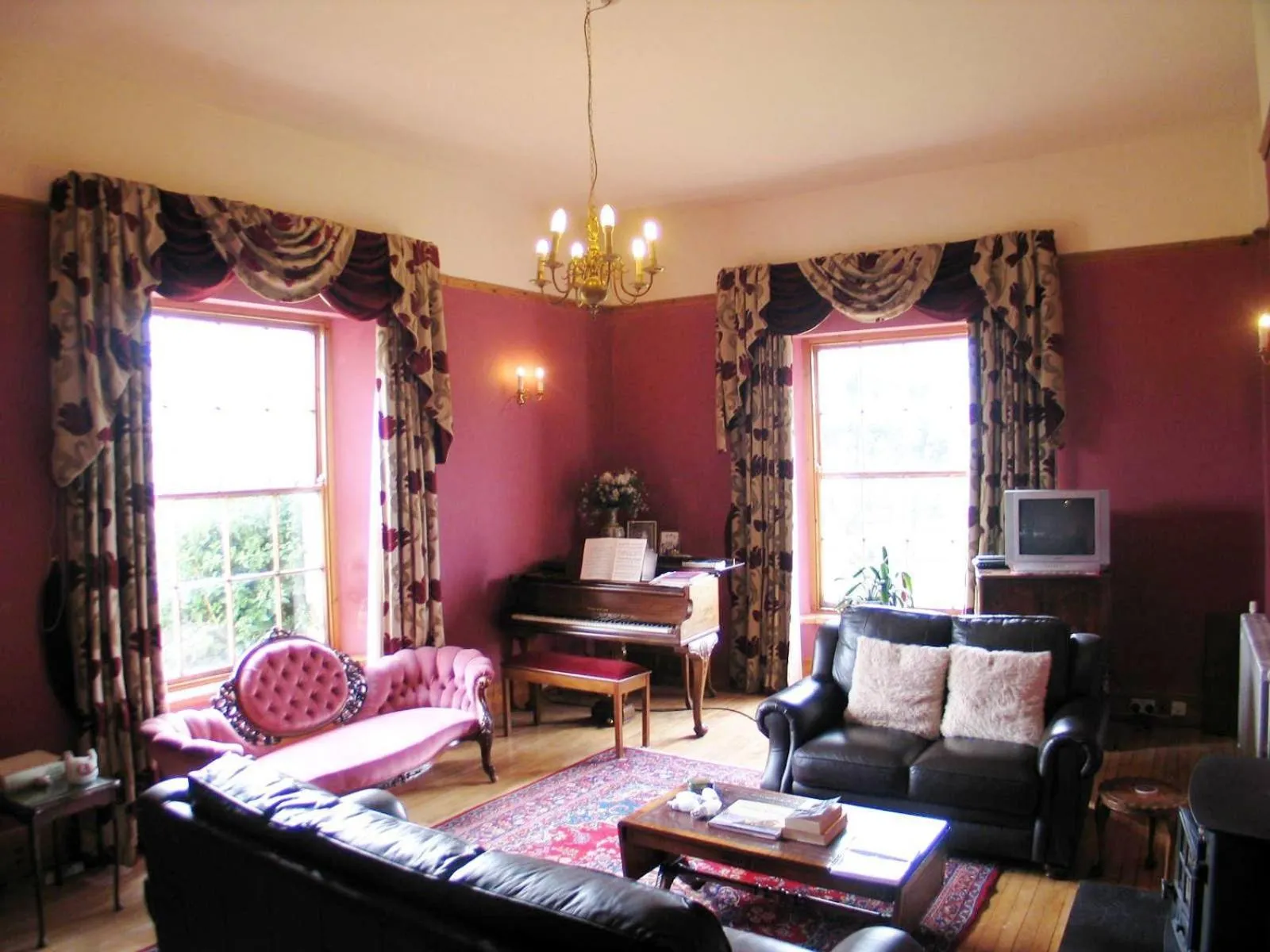 Communal lounge/ TV room in Lamphey Park