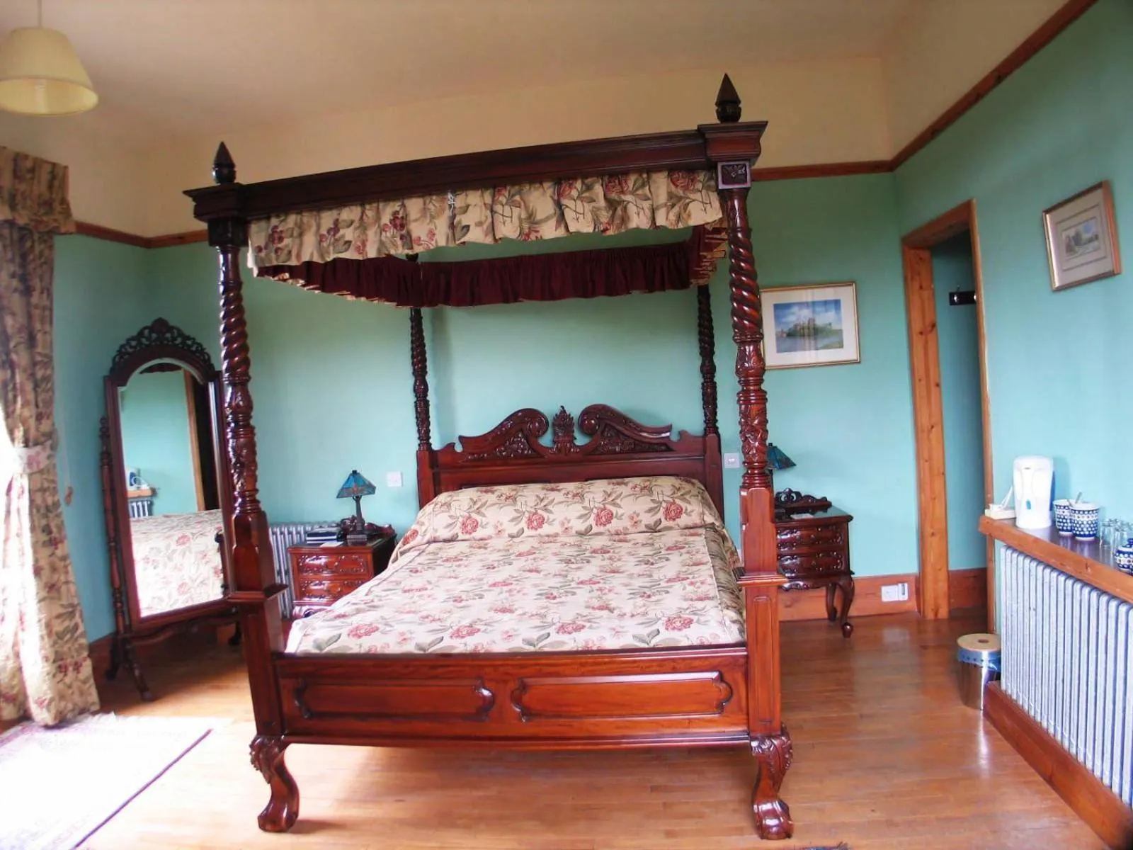 Photo of the whole room, Bed in Lamphey Park