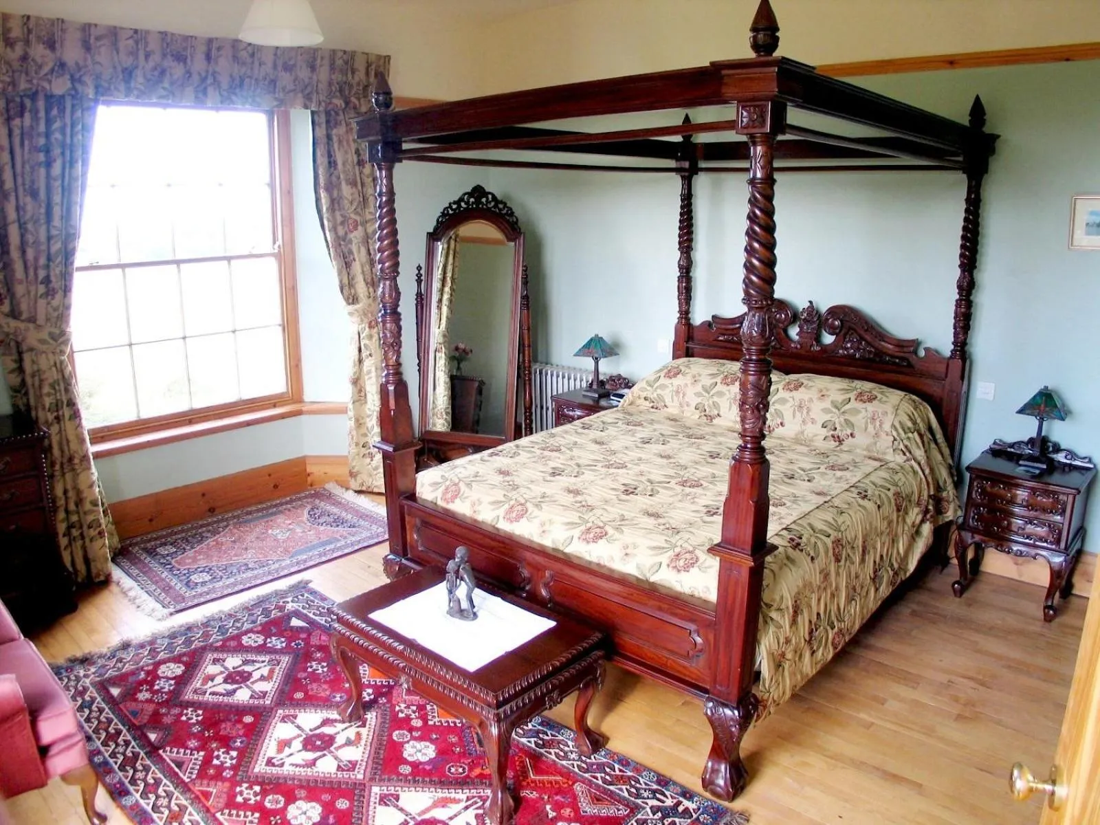 Photo of the whole room, Bed in Lamphey Park