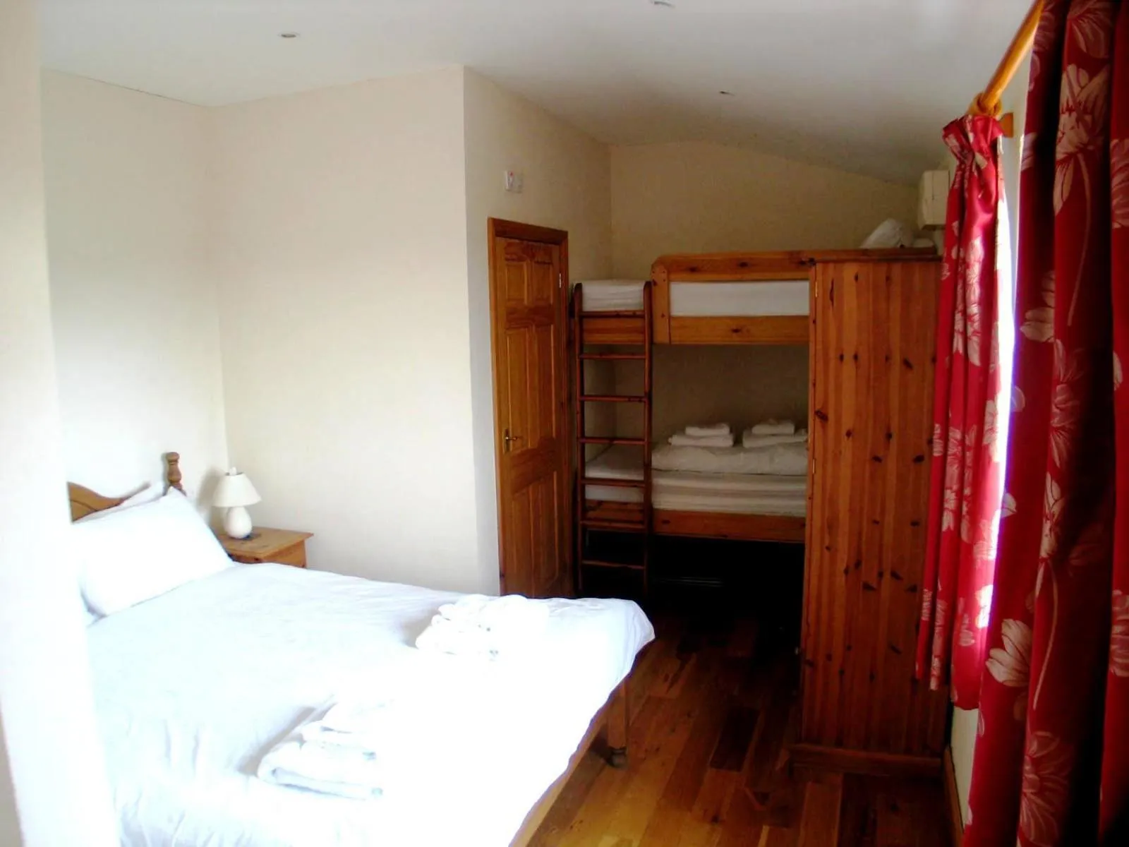 Photo of the whole room, Bed in Lamphey Park