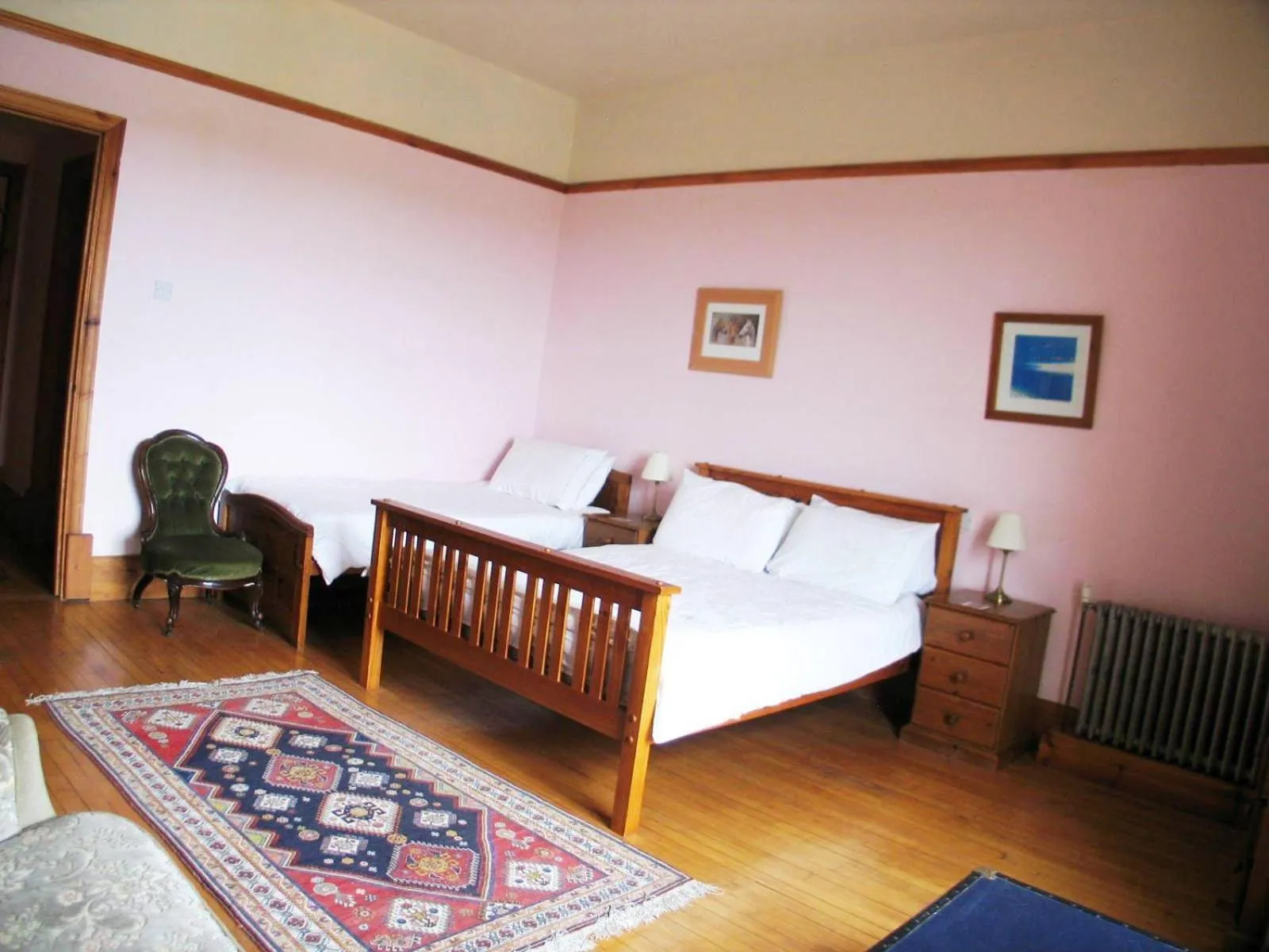 Photo of the whole room, Bed in Lamphey Park