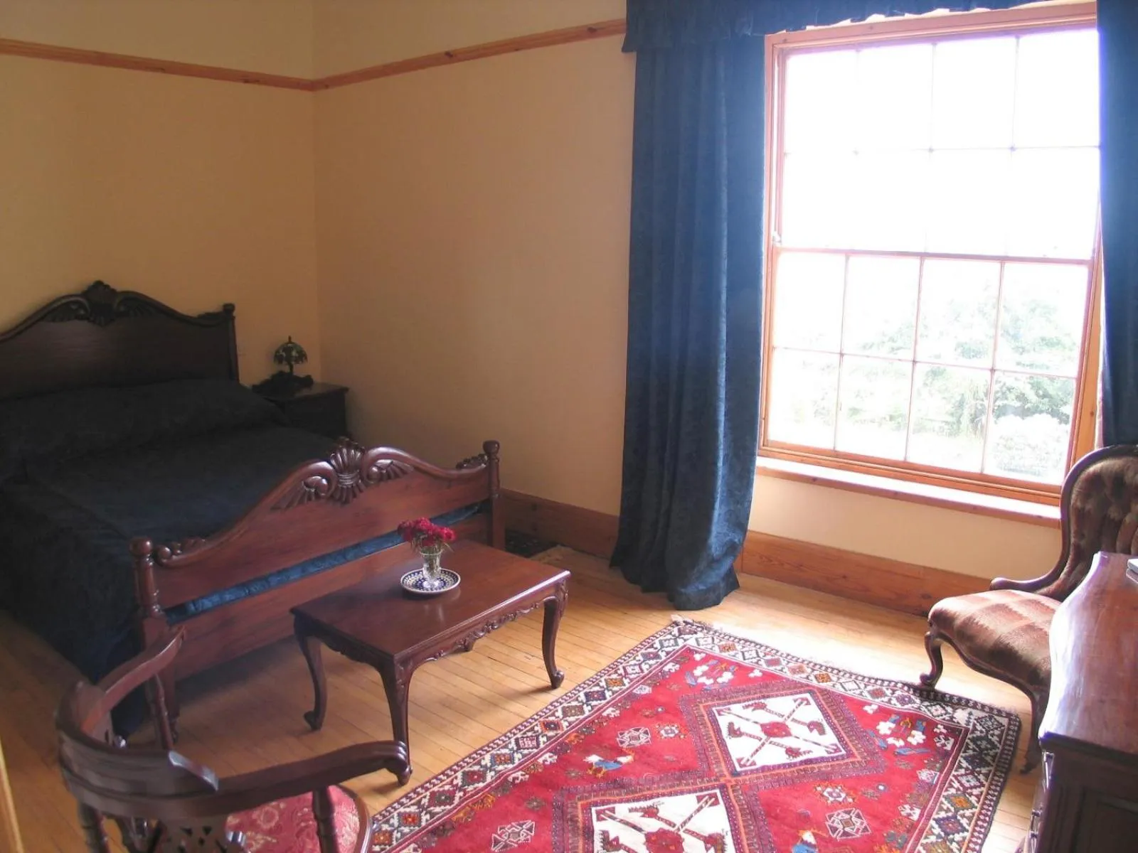 Photo of the whole room, Bed in Lamphey Park