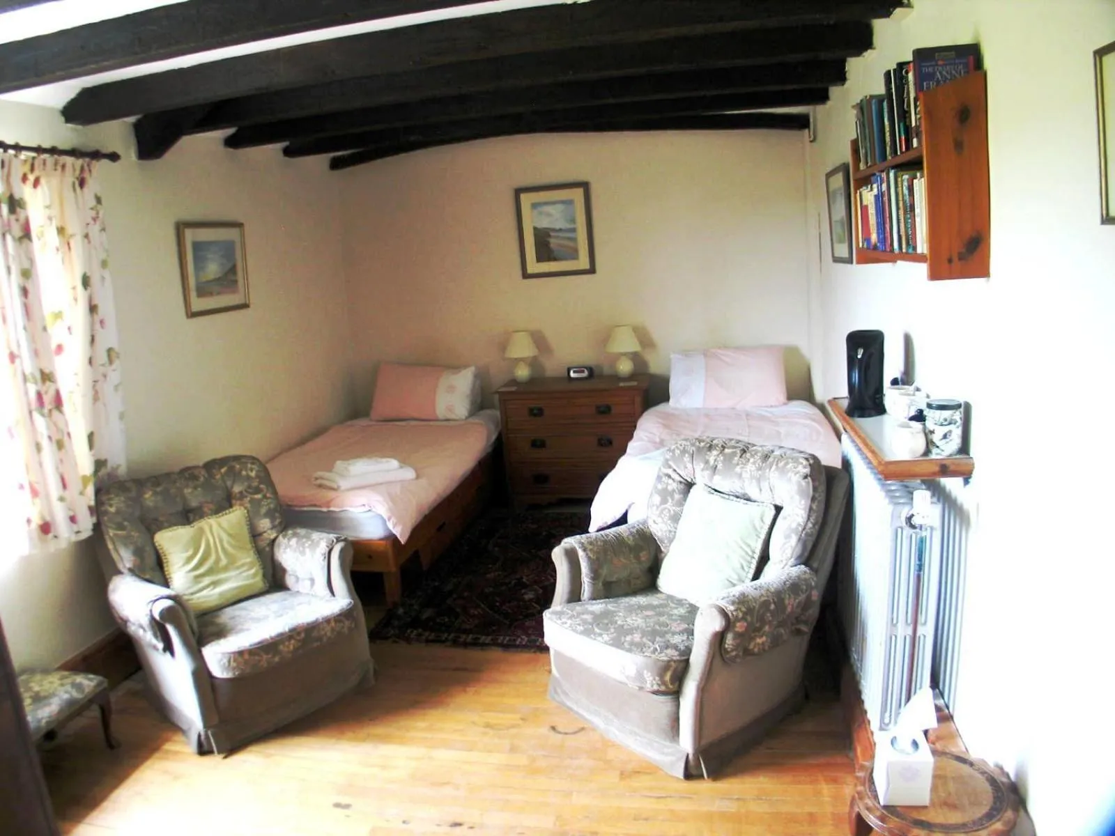 Photo of the whole room, Bed in Lamphey Park