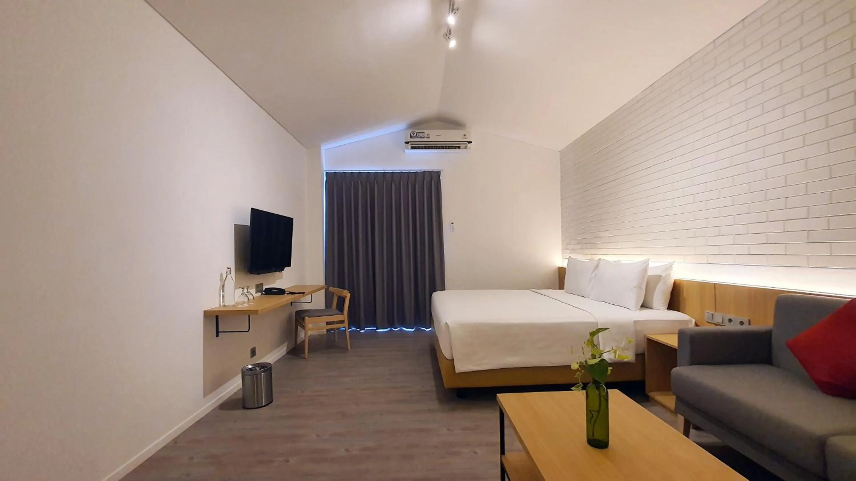 Photo of the whole room, Bed in Ra Inn Kemang