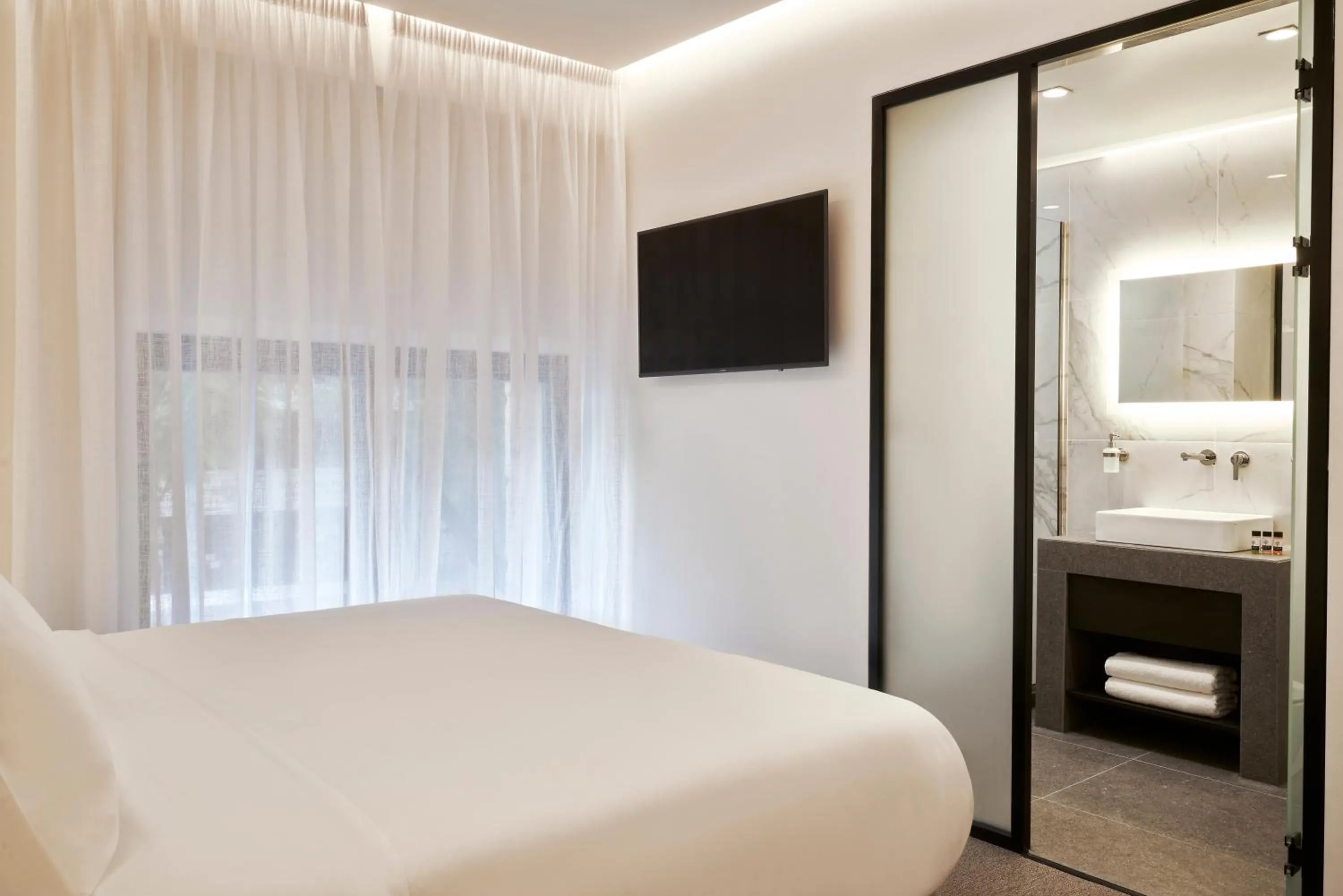 Toilet, Bed in NLH MONASTIRAKI - Neighborhood Lifestyle Hotels