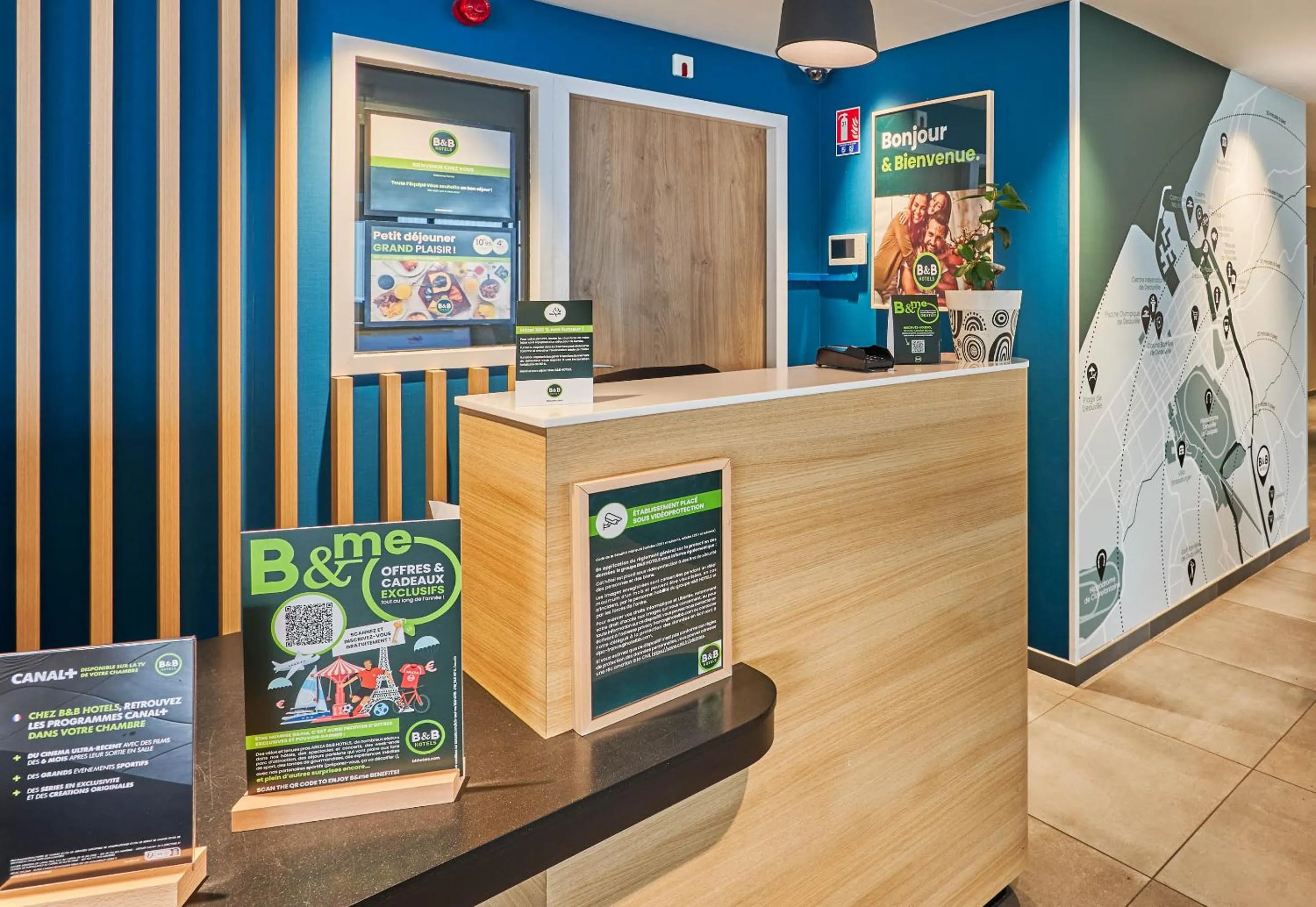 Lobby or reception in B&B HOTEL Deauville-Touques