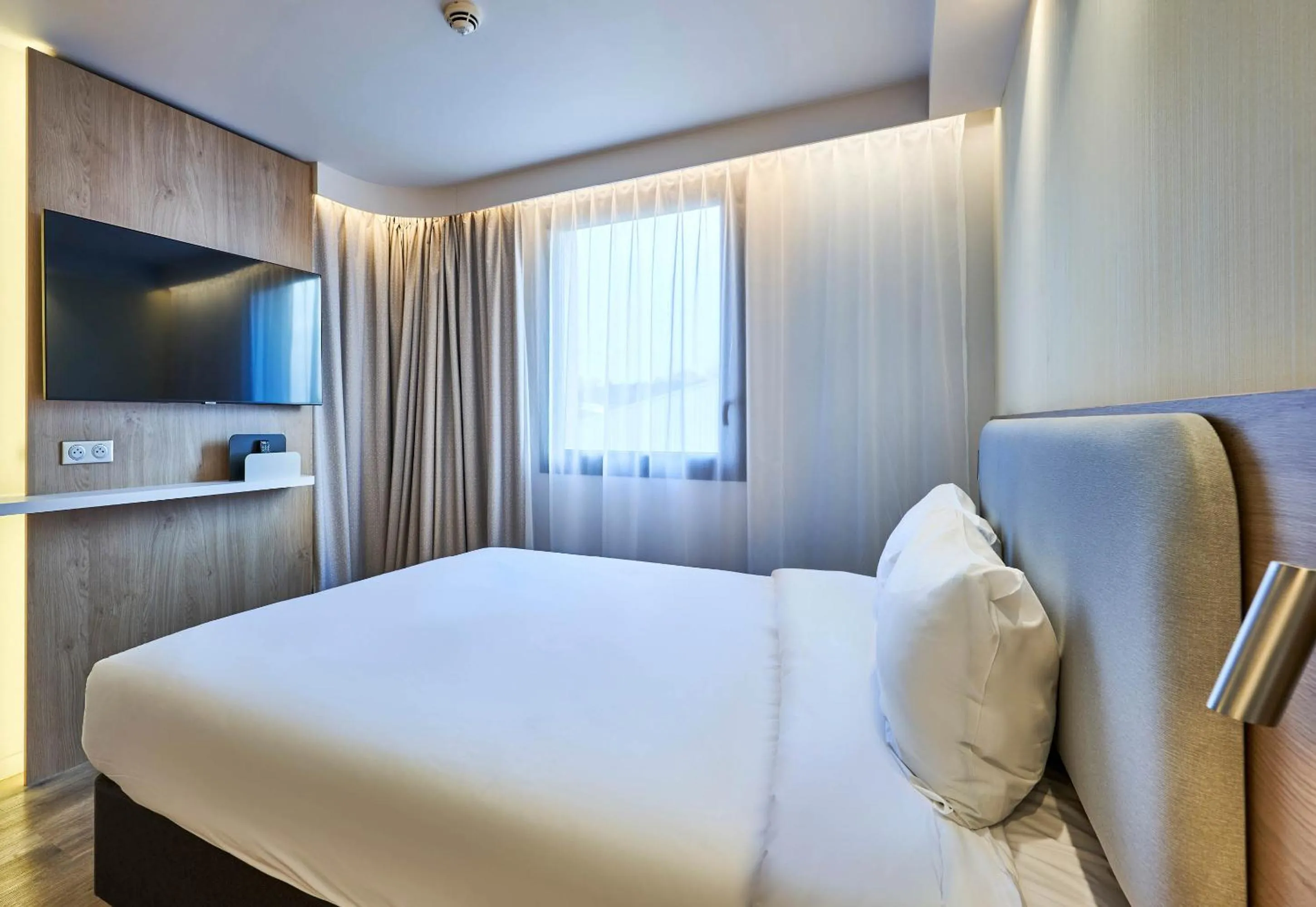 Bedroom, Bed in B&B HOTEL Deauville-Touques