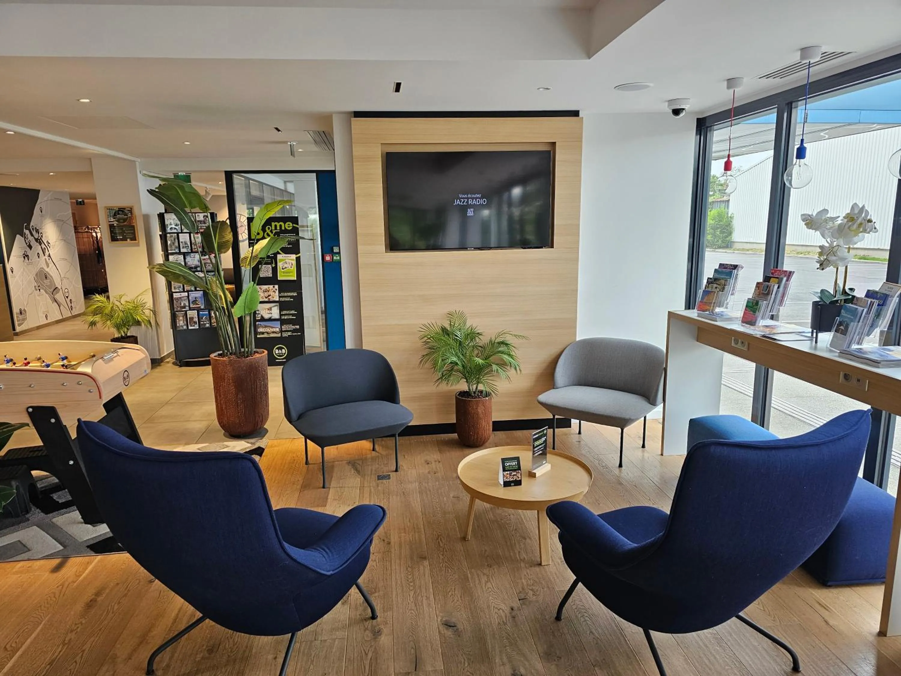 Seating area in B&B HOTEL Deauville-Touques