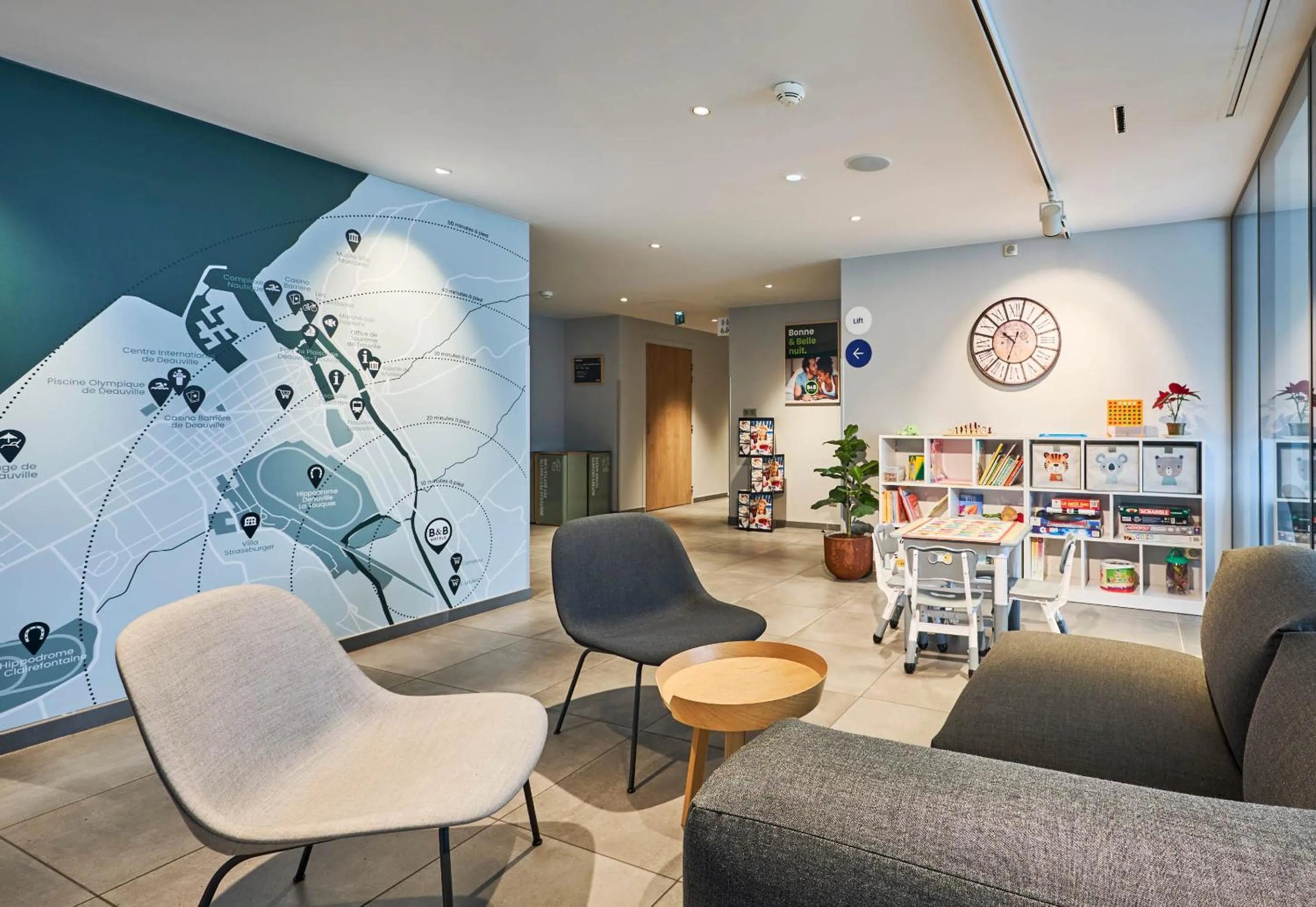 Lobby or reception in B&B HOTEL Deauville-Touques