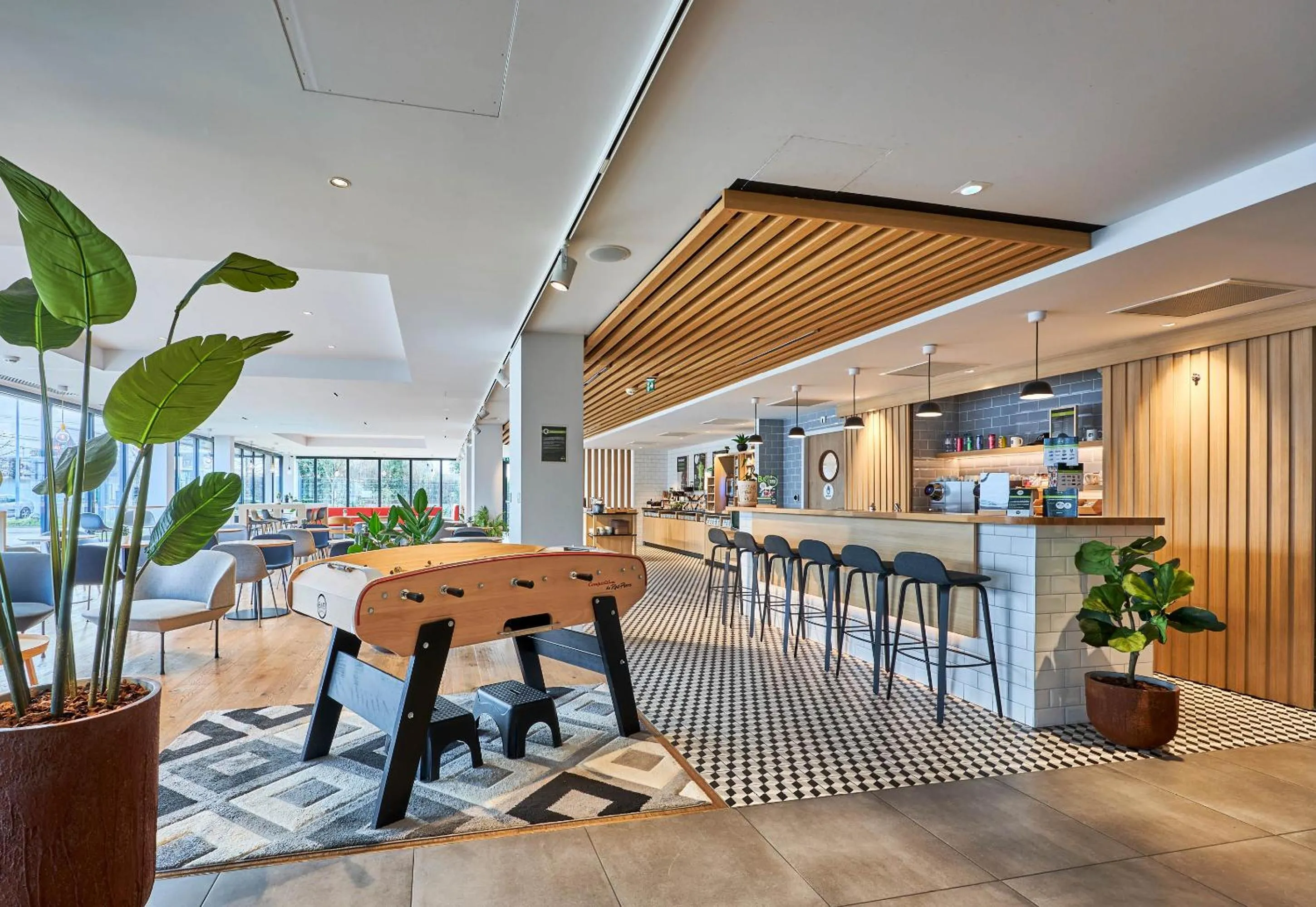 Lounge or bar in B&B HOTEL Deauville-Touques