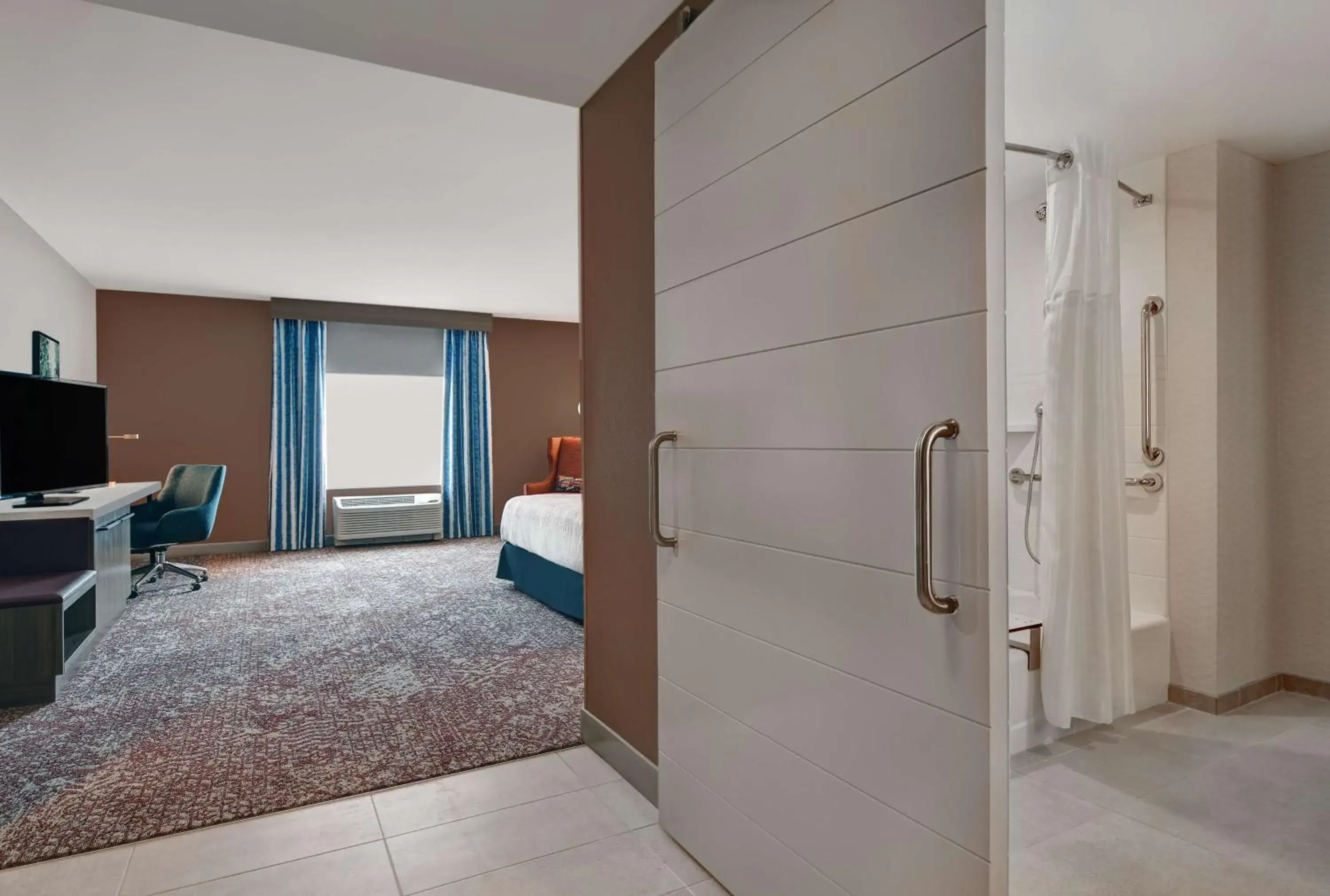 Deluxe King Room - Mobility Access in Hilton Garden Inn Madison Huntsville Airport Deluxe King Room - Mobility Access in Hilton Garden Inn Madison Huntsville Airport