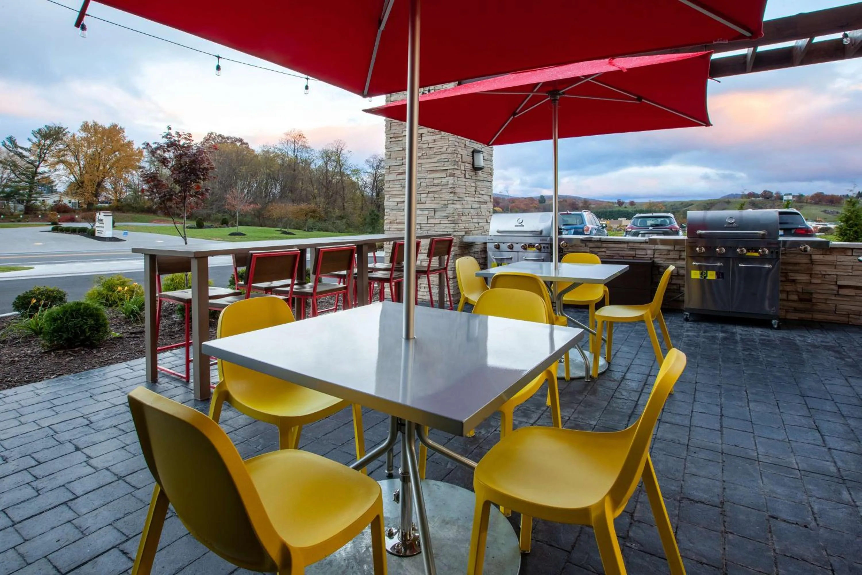 Dining area in Home2 Suites By Hilton Lewisburg, Wv