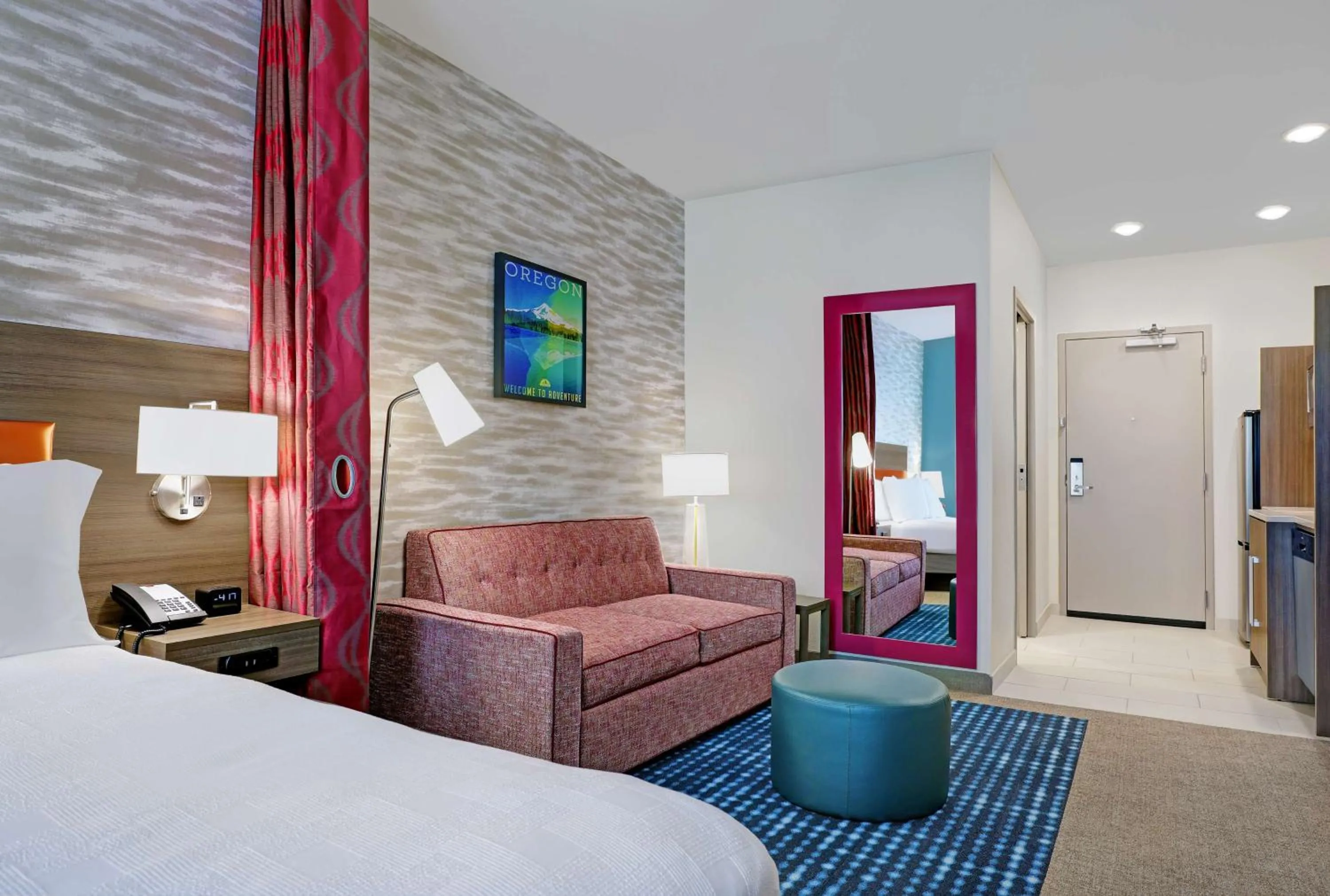 Living room, Bed in Home2 Suites By Hilton Salem