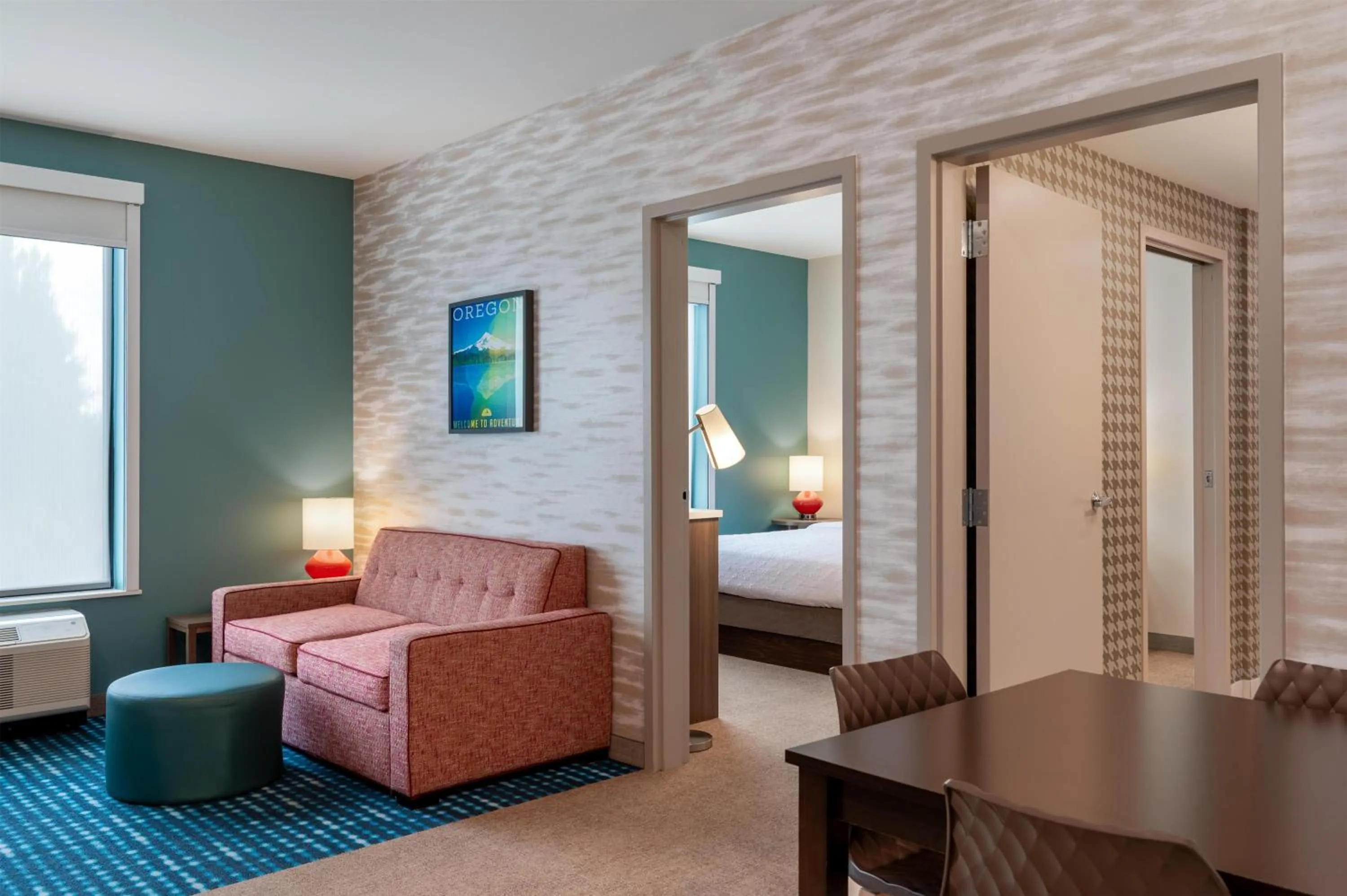 Living room, Bed in Home2 Suites By Hilton Salem