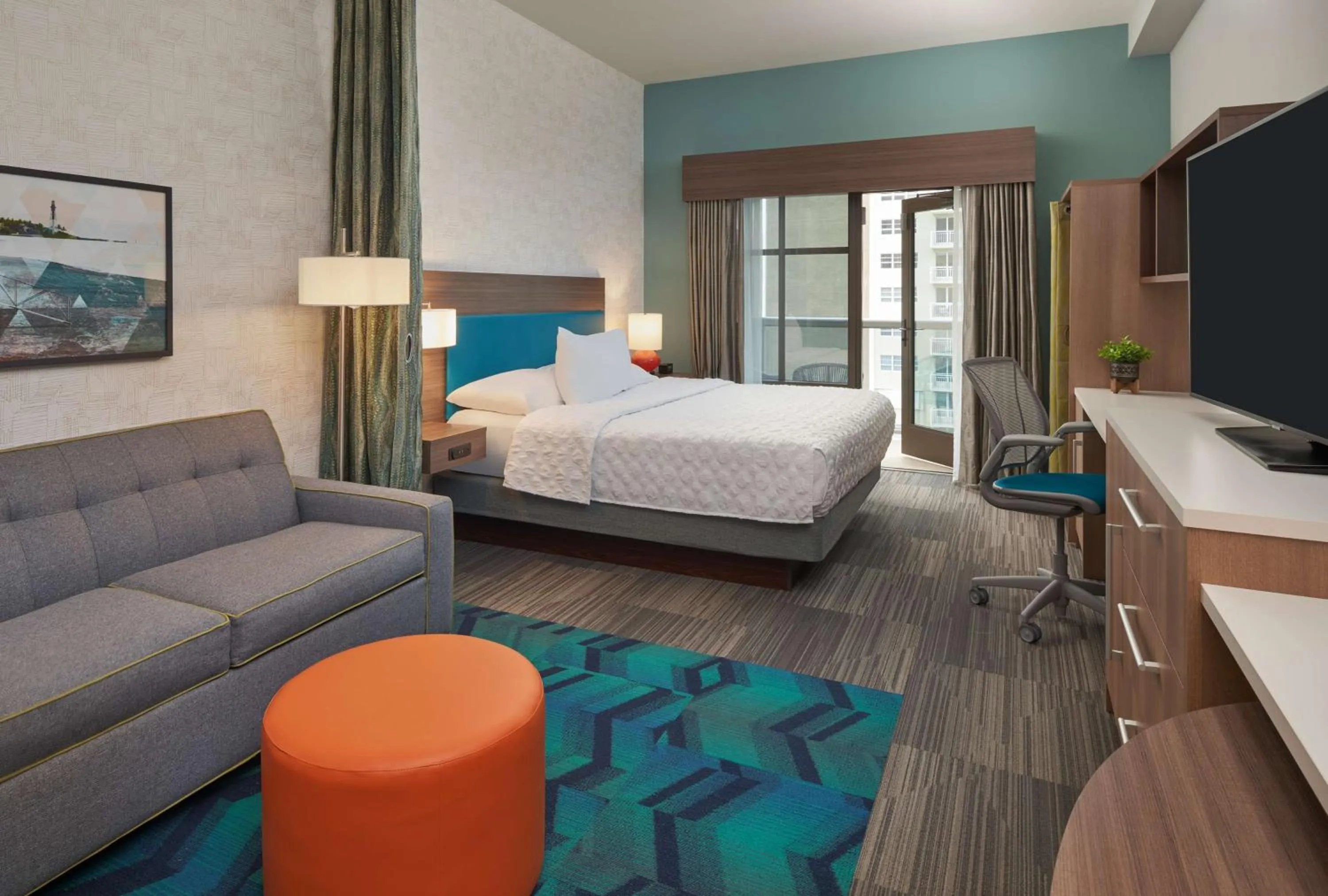 Living room, Bed in Home2 Suites By Hilton Pompano Beach Pier, Fl