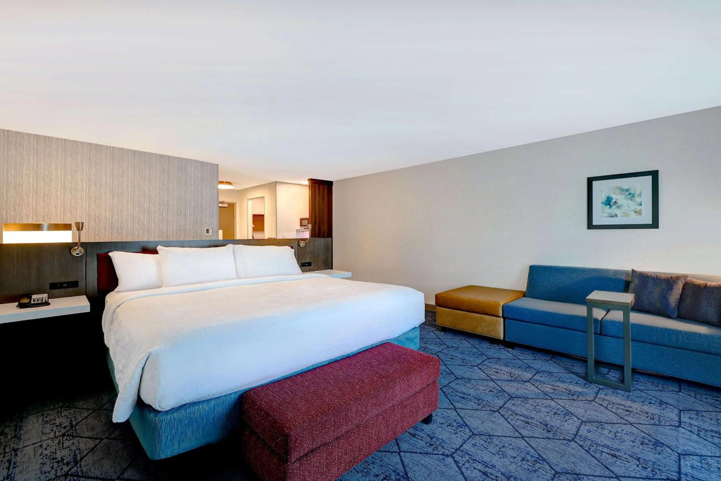 Living room, Bed in Hilton Garden Inn Cedar Rapids