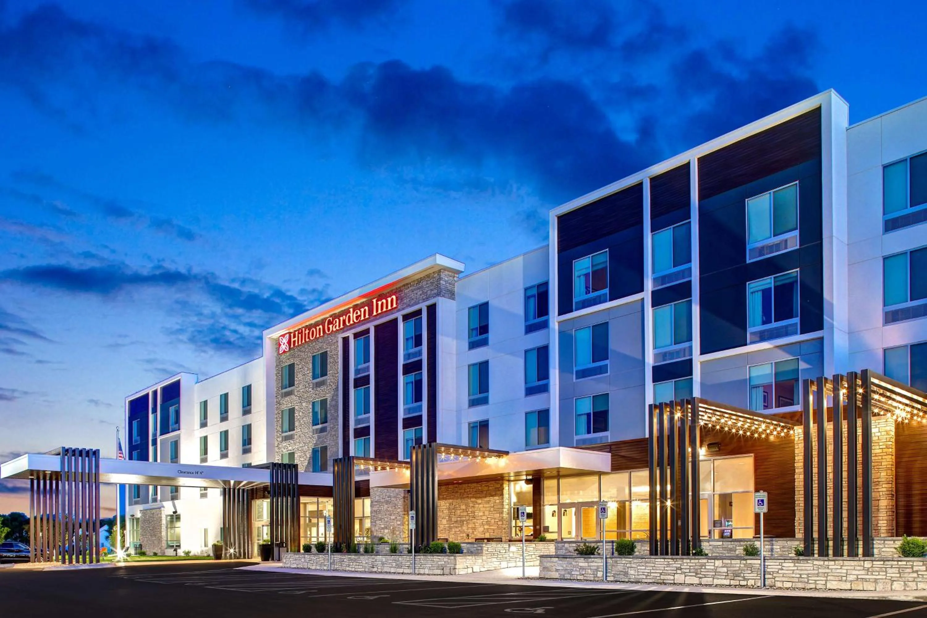 Property building in Hilton Garden Inn Cedar Rapids