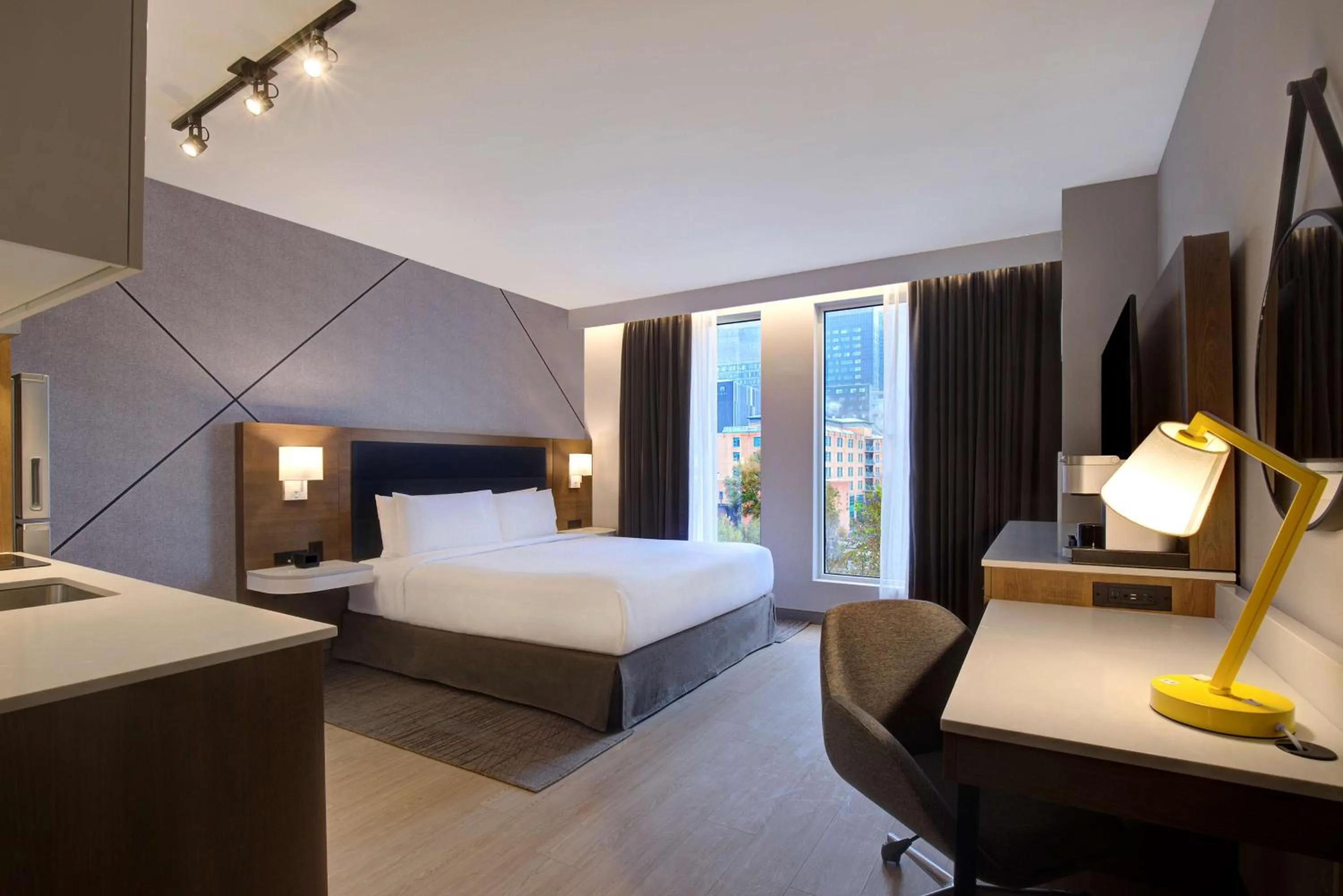 Bed in Hampton Inn Montreal Downtown, Qc